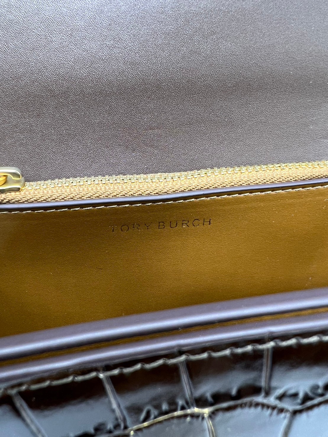 6 สี Tory Burch Croc Eleanor Small Bag / TORY BURCH ELEANOR CROC EMBOSSED LEATHER กระเป๋าสะพายหนังพิมพ์ลายจระเข้ ดีไซน์หรูหรา โด่นเด่นด้วยโลโก้แบรนด์อะไหล่ด้านหน้า และสายสะพายโลหะสีทอง