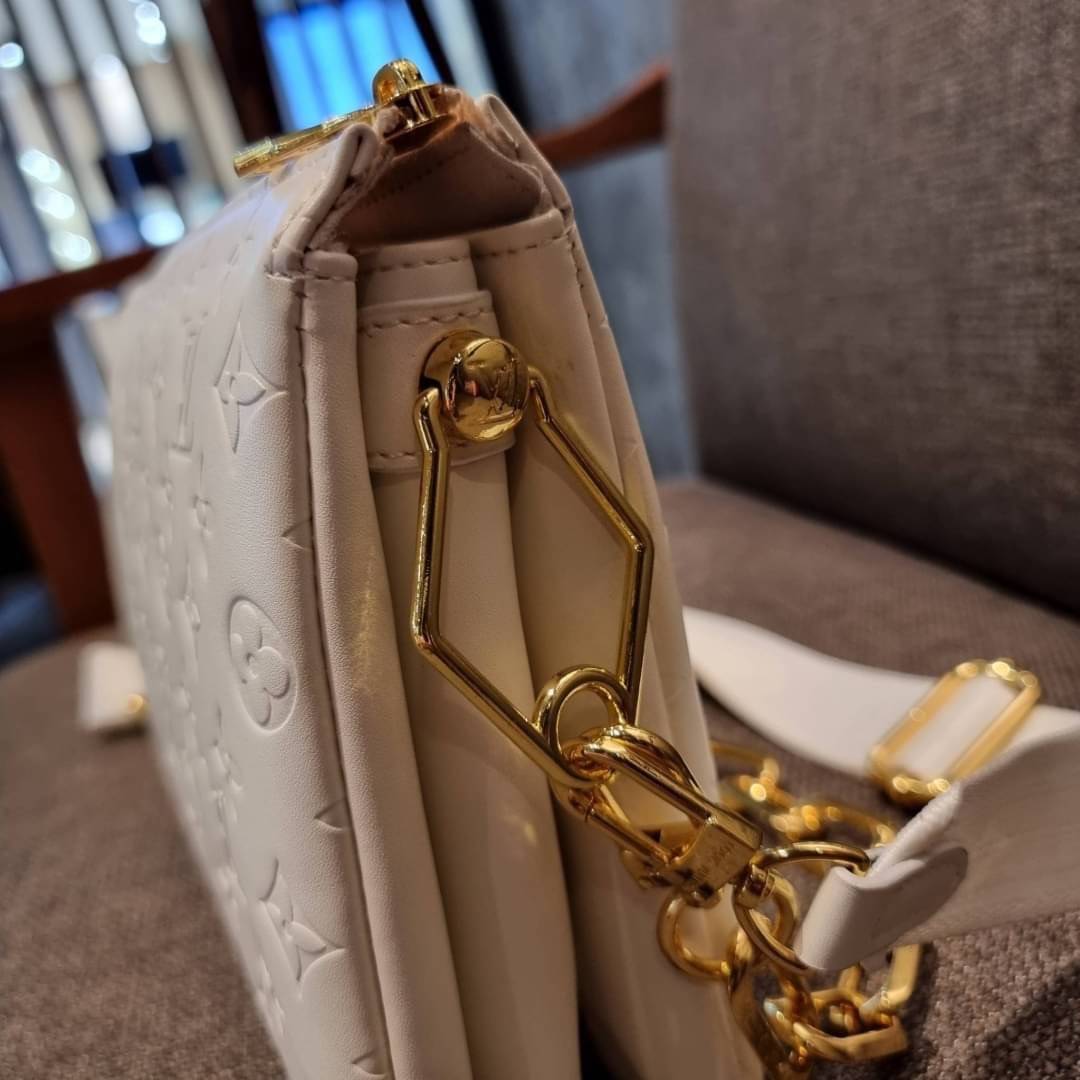LV HANDLE POUCH MONOGRAM / LV Coussin กระเป๋าสะพายกึ่งคลัชท์ สุดล้ำ มาแรงมาก ด้วยความสวยปังตั้งแต่แรกเห็น วัสดุหนังแกะปั๊มลายสวยคม มาพร้อมสาย 2 เส้น เลิศๆ มีสายโซ่ที่มีดีเทลละเอียดไม่ซ้ำ และสายสปอร์ตครอสบอดี้ ที่จะคล้องไว้ทั้งสองเส้นก็ดีงาม หรือสลับใช้ตาม
