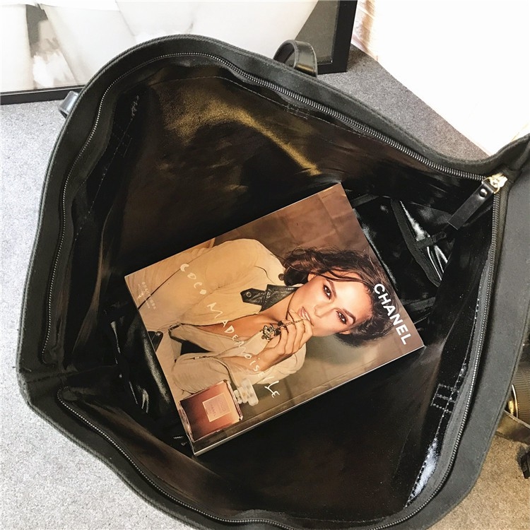 Victoria's Secret Stripe bag กระเป๋าสะพายไหล่ทรง tote วัสดุ Canvas เปิดปิดด้วยซิป จุของได้เยอะ สาวก VS ห้ามพลาดค่ะ