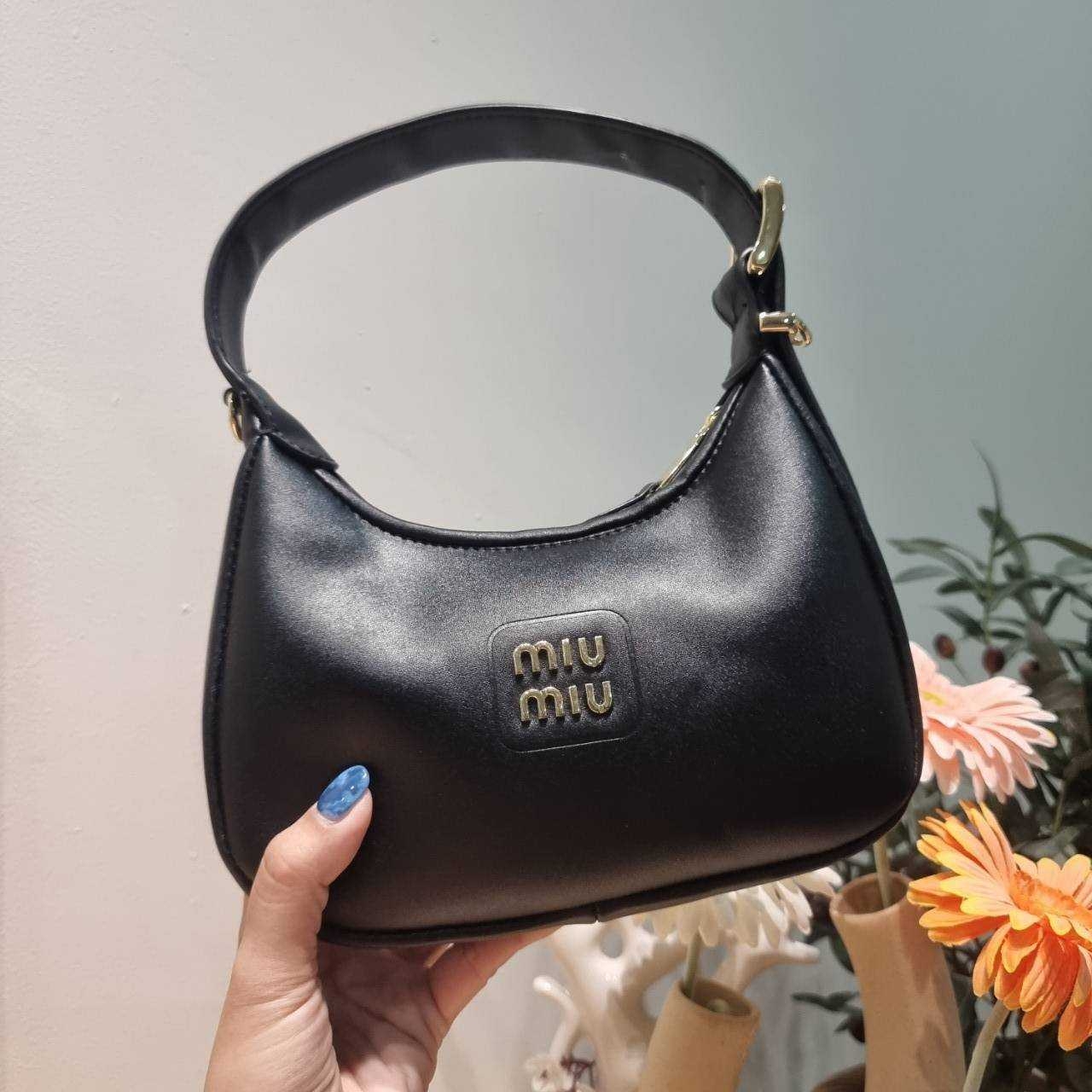 MIU MIU ZIP LEATHER TOP HANDLE BAG กระเป๋าสะพายไหล่/สะพายข้าง ทรงเก๋ ใช้งานง่าย เรียบหรูดูลัคชูสุดๆ
