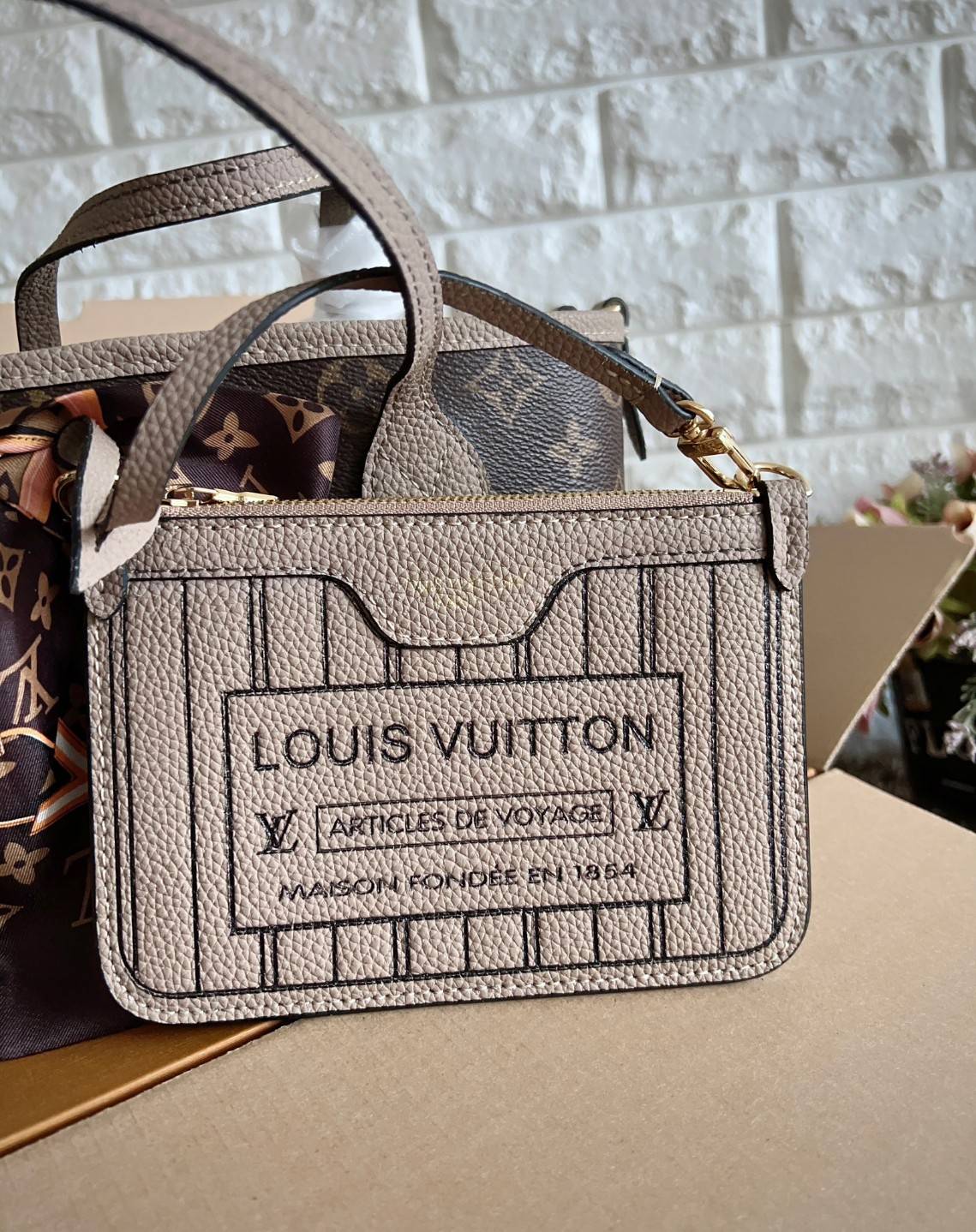 LV Neverfull Bandoulière Inside Out BB กระเป๋าทรงโท้ทไซส์เล็กใช้งานได้สองด้าน มีตะขอเกี่ยวสามารถปรับรูปทรงกระเป๋าได้หนังแท้นิ่มสวย ลายโมโนแกรมและหนังลายเกรน มาพร้อมใบลูกเข้าเซ็ทใส่สายสะพายยาวได้