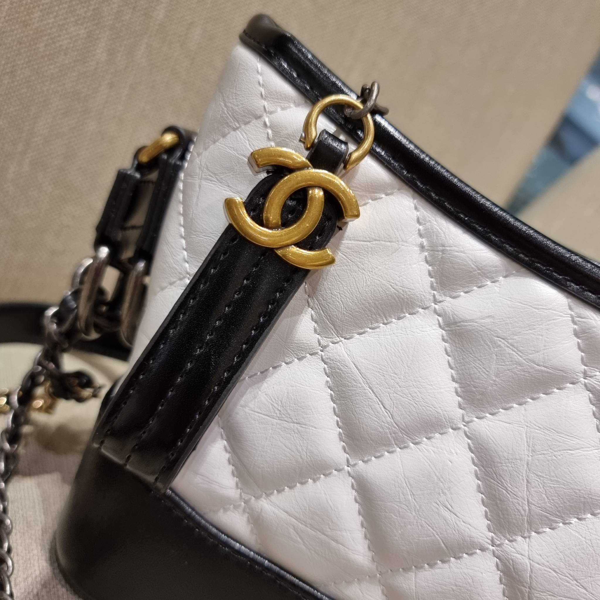 9" CHANEL SHOULDER BAG / CHANEL GABRIELLE HOBO BAG ไซส์คลาสสิค กระเป๋าสะพายข้าง/ไหล่ หนังแท้ นิ่ม หรู มาพร้อมพวงกุญแจสัญลักษณ์แบรนด์ อะไหล่พร้อมโซ่สะพายสีทองสลับสีเงินรมดำ สามารถสะพาย crossbody หรือสะพายไหล่ได้หมด สะพายแล้วขับผิวมากๆ เปิด-ปิดกระเป๋าด