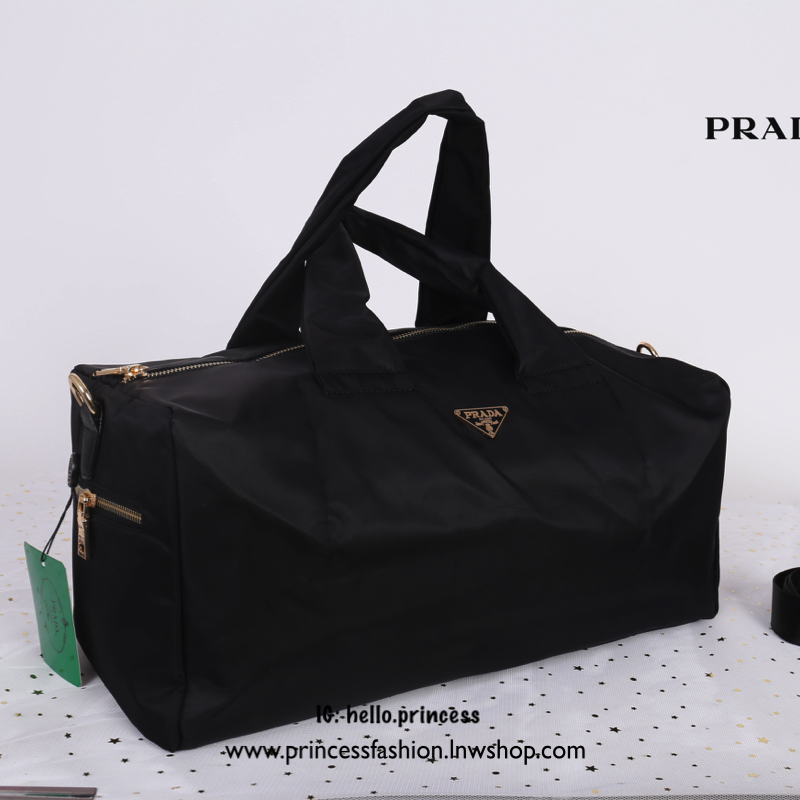 Prada nylon travel bag สินค้า Premium gift 100% กระเป๋าเดินทาง ทำจากวัสดุผ้าไนล่อนคุณภาพดี น้ำหนักเบา อ่ะไหล่ทองสุดหรู ขนาดกำลังดีจุของได้เยอะมาก ด้านข้างมีช่องซิปใส่ของทั้งสองข้าง ซับในอย่างดีพิมพ์ลายแบรนด์สวยๆ มาพร้อมสาย cross body สามารถปรับได้ (ถอดได้