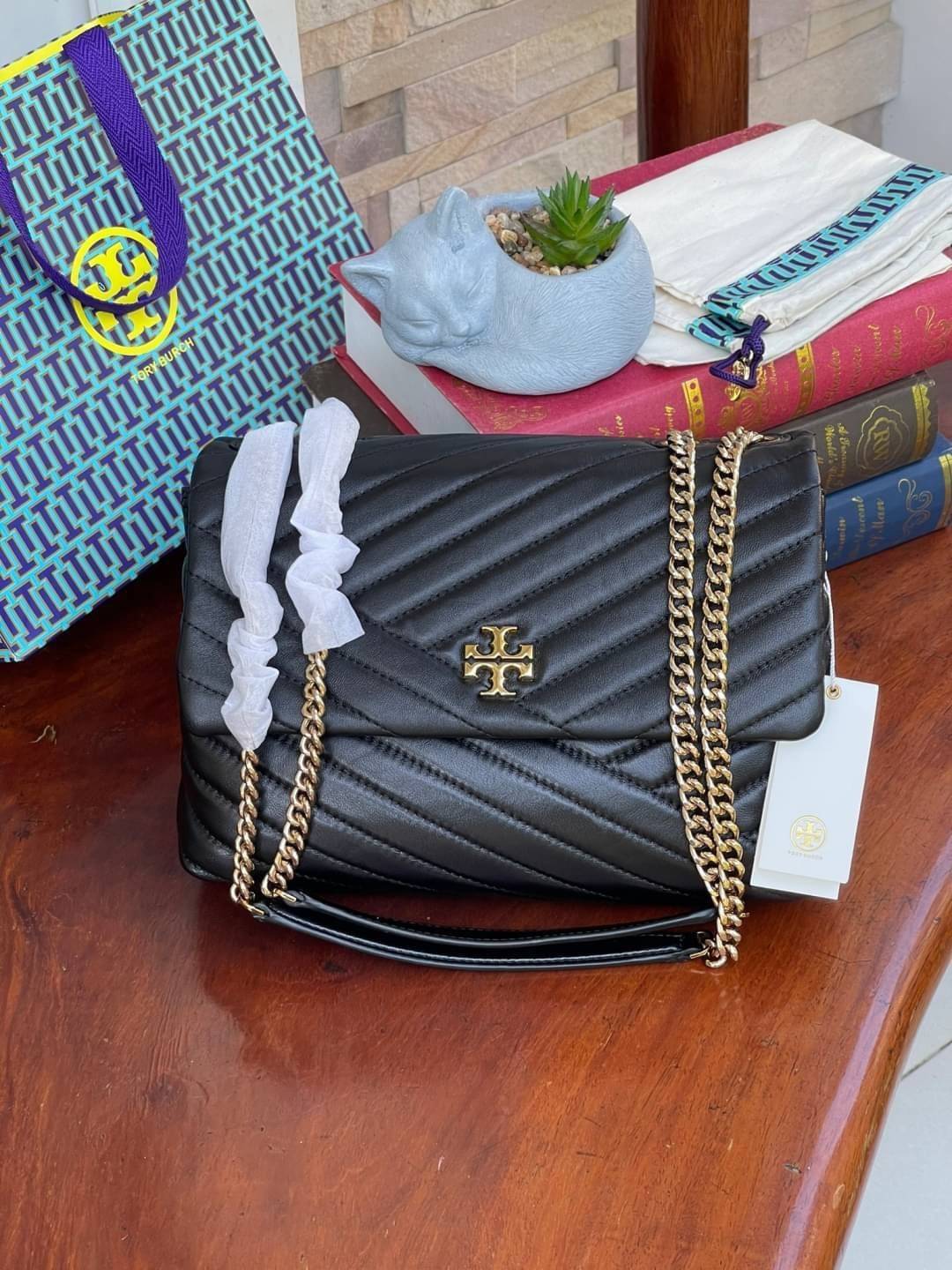 Large : Tory Burch Kira Chevron Quilted Convertible Leather Crossbody Bag เป็นกระเป๋าที่ใช้ในการออกงานสำคัญหรือวันที่มีปาร์ตี้สังสรรค์ คุณควรเลือกใช้กระเป๋าที่มีดีไซน์สะดุดตา เพราะจะช่วยยกระดับและเพิ่มเสน่ห์ให้กับตัวคุณเองมากยิ่งขึ้น หากเป็นงานทางการ เช่น