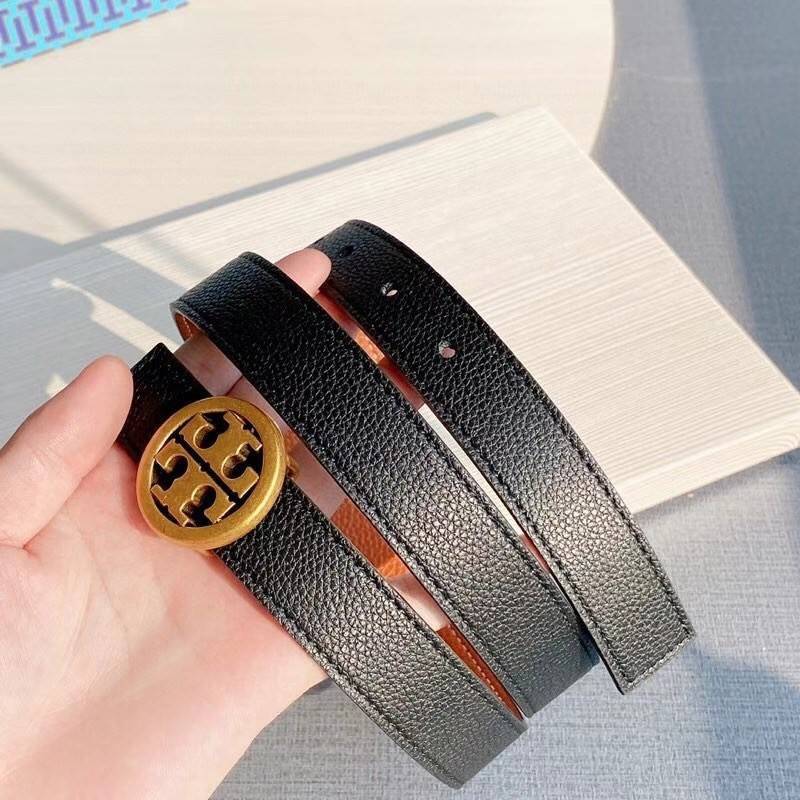 Tory burch reversible leather belt เข็มขัดที่แสนจะธรรมดา ราคาจับต้องได้ แต่คุณภาพคับเส้น เพราะไม่ว่าจะเป็นดีไซน์ที่สวยงามแบบเรียบหรูดูแพง อีกทั้งใช้งานได้ทั้งสองด้าน จึงทำให้ใช้สวมใส่ได้หลากหลายโอกาส