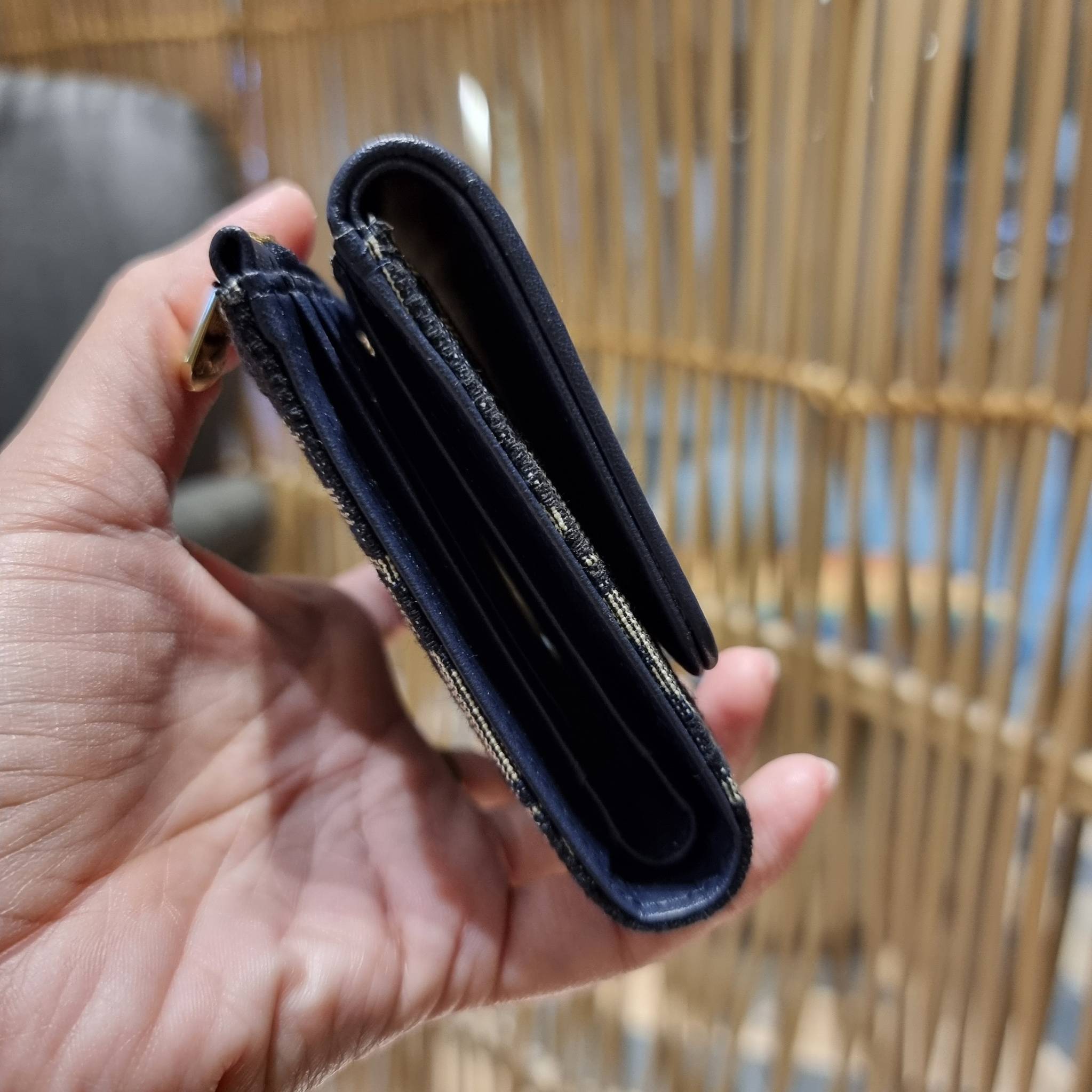 VIP 】CD MULTI WALLET WITH GWP กระเป๋าสตางค์ขนาดเหมาะมือ กำลังสวย พรีเมี่ยมกิ๊ฟจากเคาน์เตอร์ ดีไซน์แบบพับ ใช้งานง่าย พร้อมช่องซิปในตัว วัสดุผ้าแคนวาสปักลาย สลับหนังแท้ภายใน ภายในมีช่องใส่บัตร ใส่ธนบัตรได้ สะดวกใช้มากๆ มาพร้อม box set ในราคาที่ถูก พร้อมส่งต