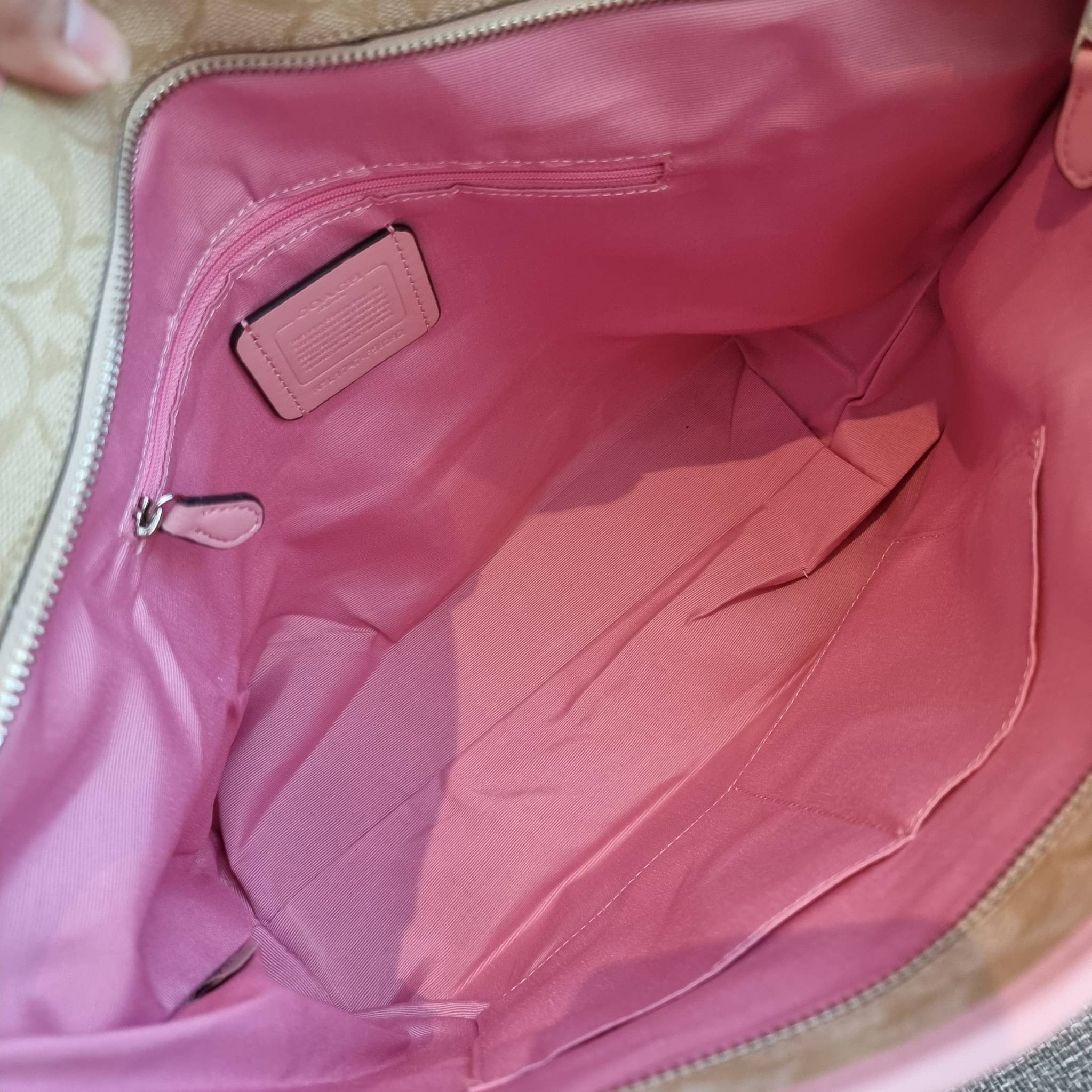 OUTLET 】COACH F58292 CITY ZIP TOTE IN SIGNATURE 16" รุ่นขายดี!! ไซส์ใหญ่ สีสวยมาให้แบบจัดเต็ม!! กระเป๋าถือทรงโท้ทใบใหญ่ สวยน่าใช้ทุกสี สะพายคล้องไหล่ได้เก๋ๆ จุของแน่นๆไปเลยจ้า!! วัสดุหนังแคนวาสคุณภาพ ปากกระเป๋าเปิด-ปิดด้วยซิป กันของหล่นได้ ถือไปไหนก็