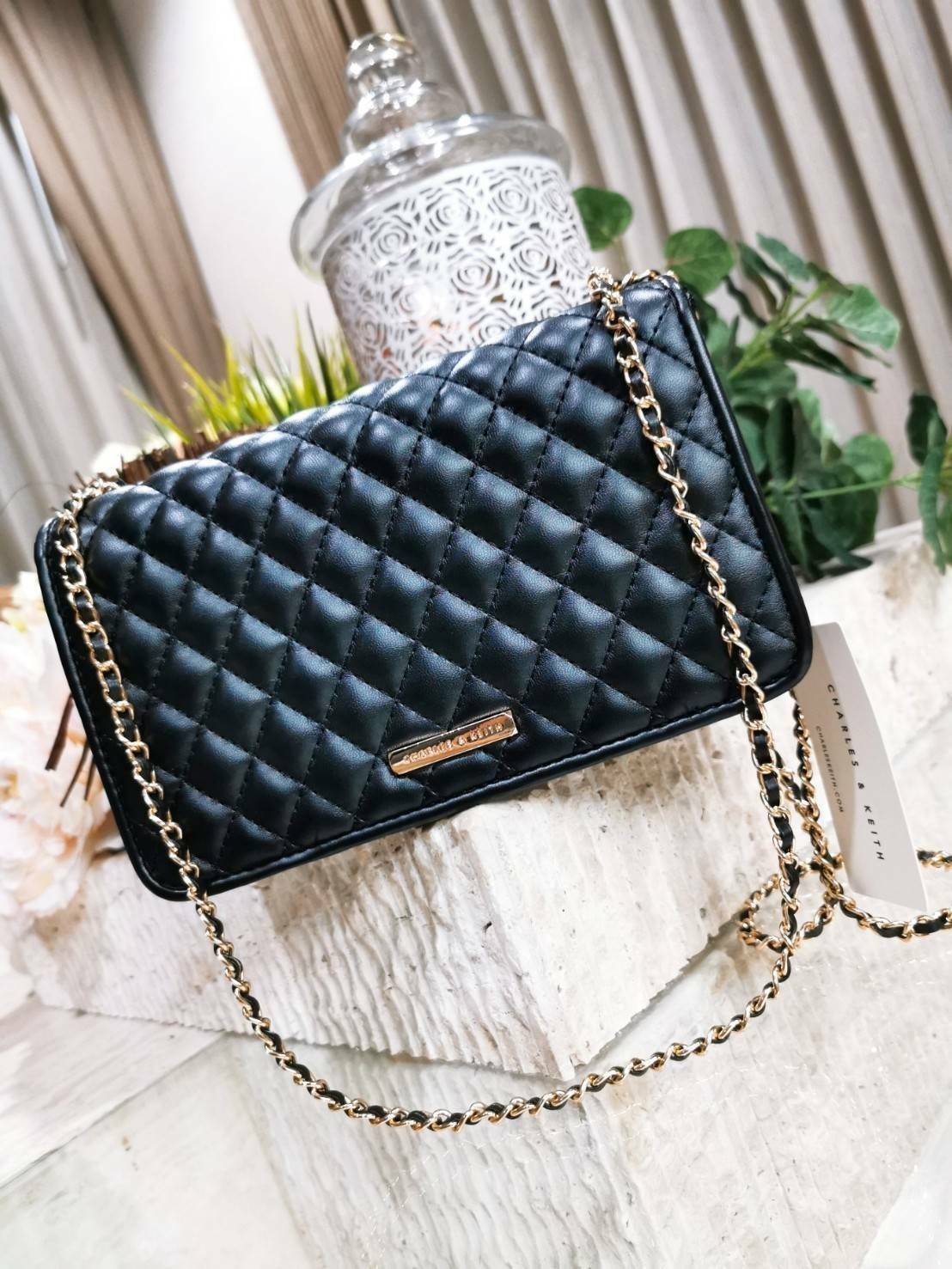 CHARLES & KIETH MINI CLUTCH BAG กระเป๋าสะพายทรงคลัชรุ่นยอดนิยมดีไซน์คลาสสิควัสดุหนังนิ่มลายตารางสวยอยู่ทรงขนาดมินิสไตล์ Chanel เปิดปิดด้วยตัวล๊อคแบบบิดอะไหล่ทอง ด้านหลังประดับโลโก้แบรนด์สวยดูดี มาพร้อมสายสะพายโซ่ร้อยหนัง Crossbody ได้สามารถซ้อนสายสะพายไหล