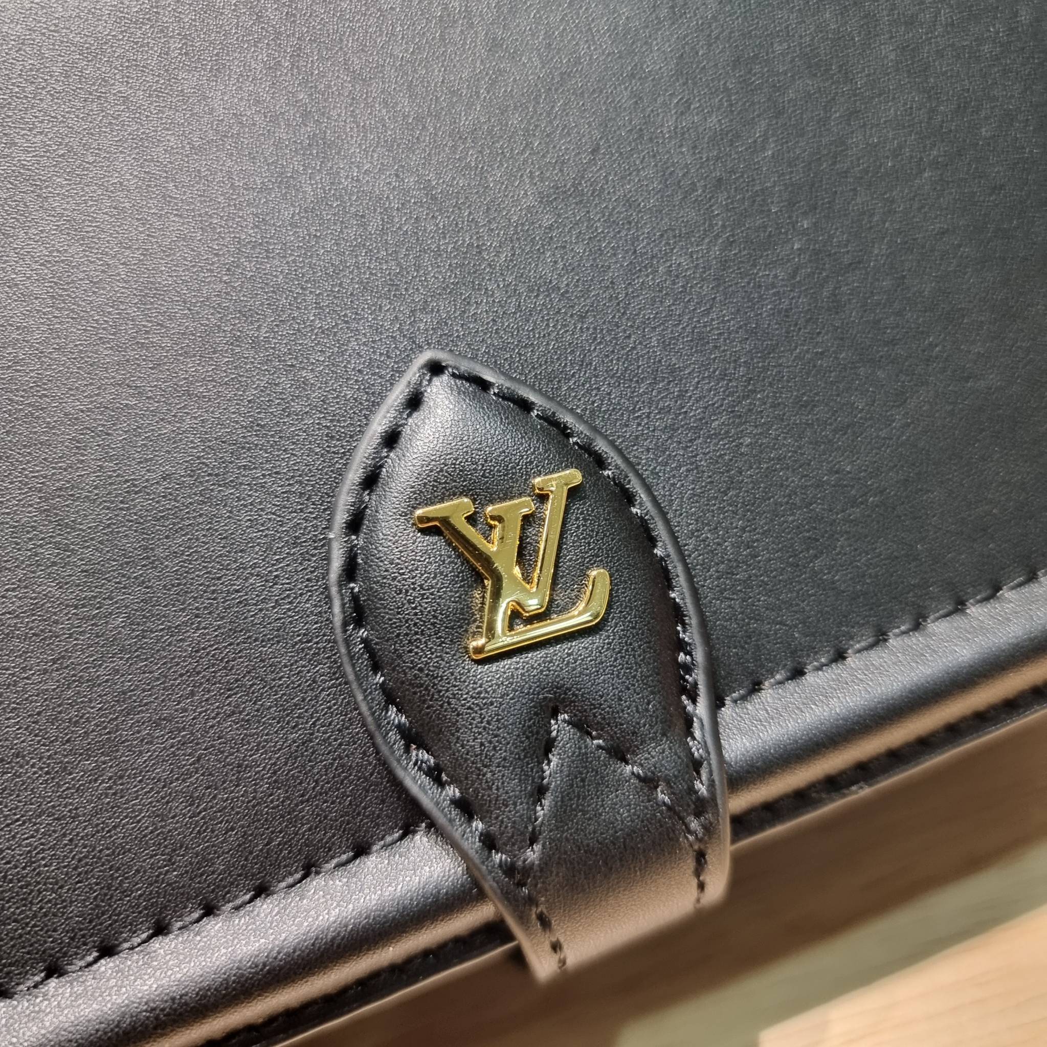 LV officier crossbody bag / LV Officier Pouch With Strap กระเป๋าสะพายเรียบหรู ดีไซน์เรียบง่าย ใช้งานสะดวก พร้อมใบลูกน่ารัก และสายสะพายเส้นใหญ่ ทนทาน แน่นหนา วัสดุหนังเรียบสวย