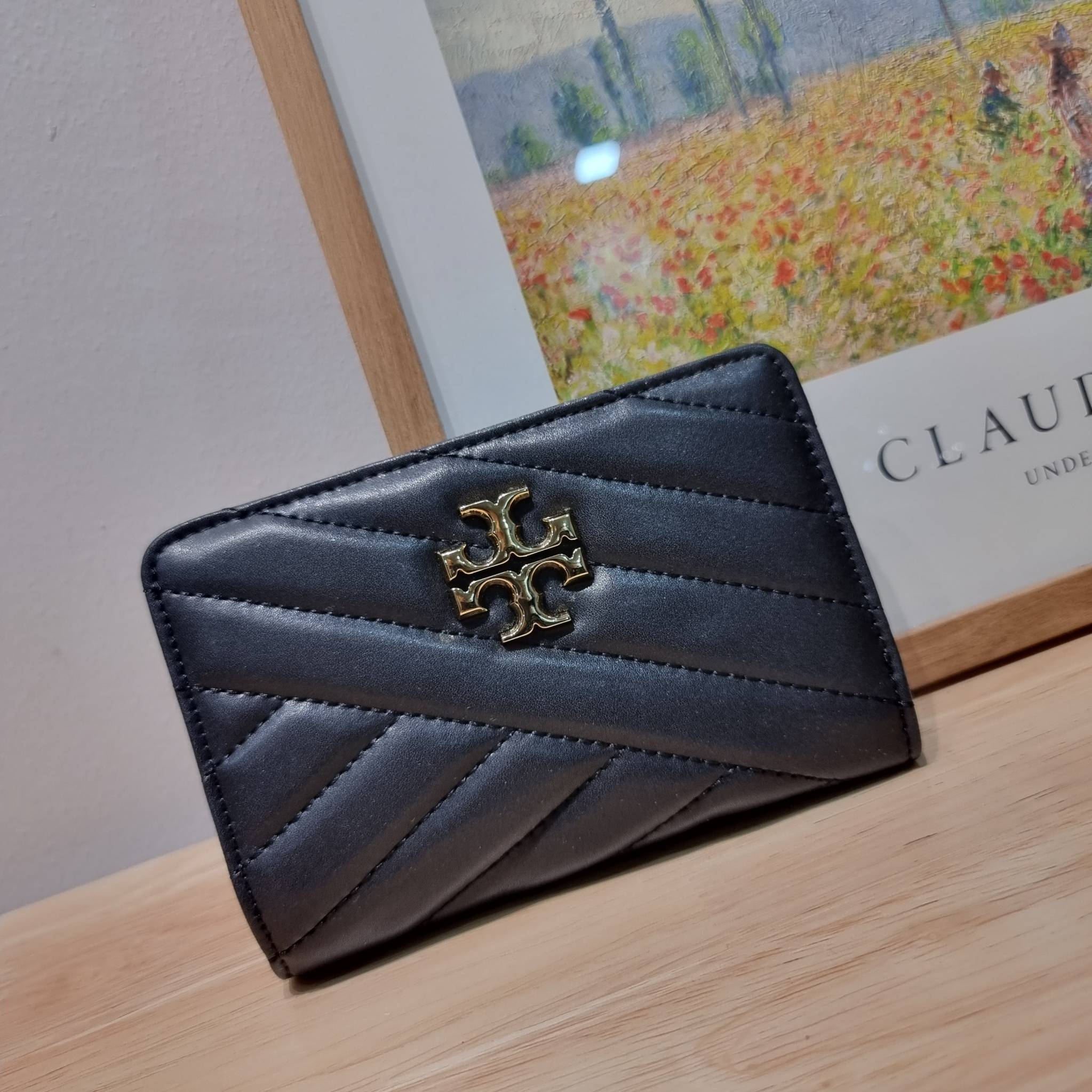 TORY BURCH KIRA CHEVRON MEDIUM SLIM WALLET กระเป๋าสตางค์ใบกลางรุ่นบาง ไม่กินพื้นที่กระเป๋า ดีไซน์เรียบหรู