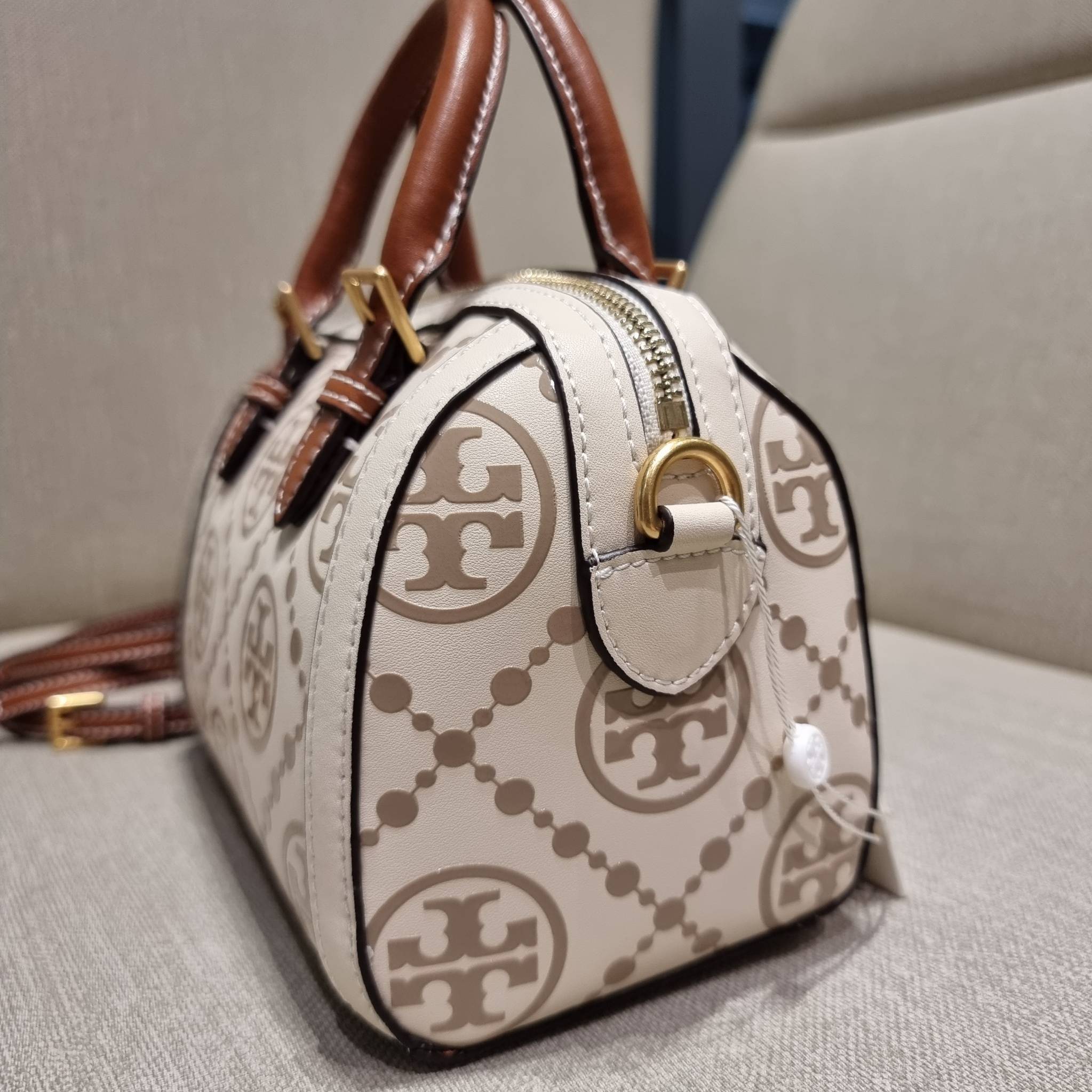 TORY BURCH T MONOGRAM MINI EMBOSSED WINE BUCKET BAG คอลเลคชั่นใหม่ กับกระเป๋าสะพายทรงยอดนิยม ในไซส์มินิ ดีไซน์ใหม่ล่าสุด สวยลูกคุณหนู หรูหรา!! ด้วยดีเทลผิวลายนูนลวดลายเอกลักษณ์ วัสดุหนังแท้ มีหูจับในตัว สีโทนอุ่นขับผิว สะดวกใช้ไปอีก และมีสายสะพายข้าง ปรับ