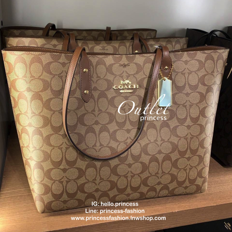 Coach Town Tote In Signature Canvas กระเป๋าขนาดใหญ่ จุของได้จำนวนมาก สะพานข้าง ภายในกว้าง เปิดปิดด้วยกระดุ ภายในมีช่องซิปขนาดกลาง 1 ช่อง ใส่ของได้จำนวนมาก สามารถสะพายไปเที่ยว ไปทำงาน ได้สบาย ห้ามพลาดกันเลย