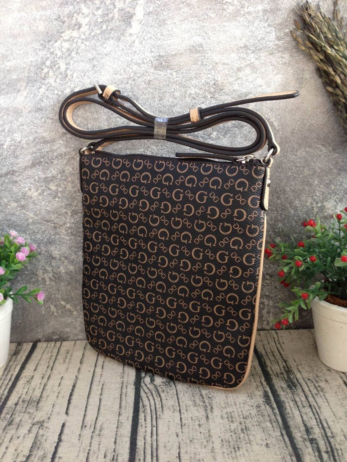 GUESS CROSSBODY กระเป๋าสะพายข้าง ผู้หญิงหรือผู้ชาย สามารถใช้ได้ค่ะ วัสดุหนังแกะสังเคราะห์พิมพ์ลายแบรนด์ ด้านหน้าประดับโลโก้แบรนด์มีเงิน เปิดปิดด้วยซิป น้ำหนักเบา ด้านในบุผ้าพิมพ์ลายเฉพาะของแบรนด์ มีช่องซิปด้านในอีก 1 ช่องค่ะ