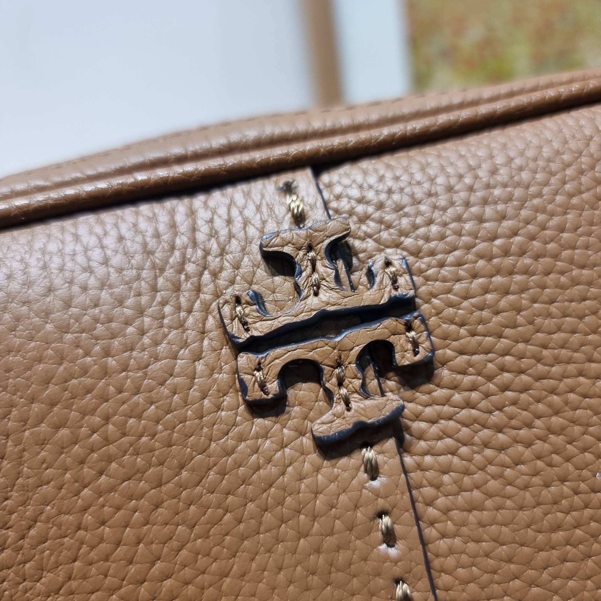 TORY BURCH MCGRAW CAMERA BAG ใหม่จากคอลเลคชั่นสุดคลาสสิค กับกระเป๋าสะพายข้าง ทรงกล่องไซส์กะทัดรัด น้ำหนักเบา ใช้งานง่ายด้วยซิปรูดเปิดปิด แมทช์ได้กับทุกสไตล์การแต่งตัว