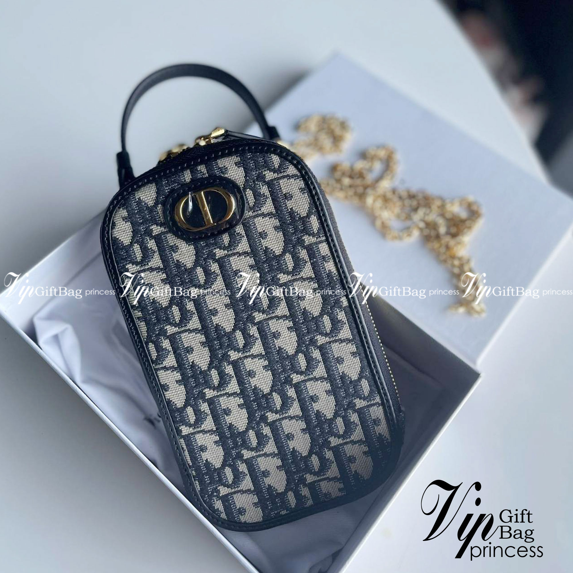 DIOR Phone Bag / DIOR 30 Montaigne Phone Holder Blue Dior Oblique Jacquard เกรดใช้งานสลับของแท้ เกรดออริจินอล กระเป๋าใส่โทรศัพท์ติดโลโก้ CD สีทองด้านหน้ากระเป๋า มีสายโซ่สีทองแบบยาวที่สามารถสะพาย crossbody ได้ และสายหนังเอามาหิ้วเก๋ๆ ก็ได้นะคะ สายทั้ง 2 สา