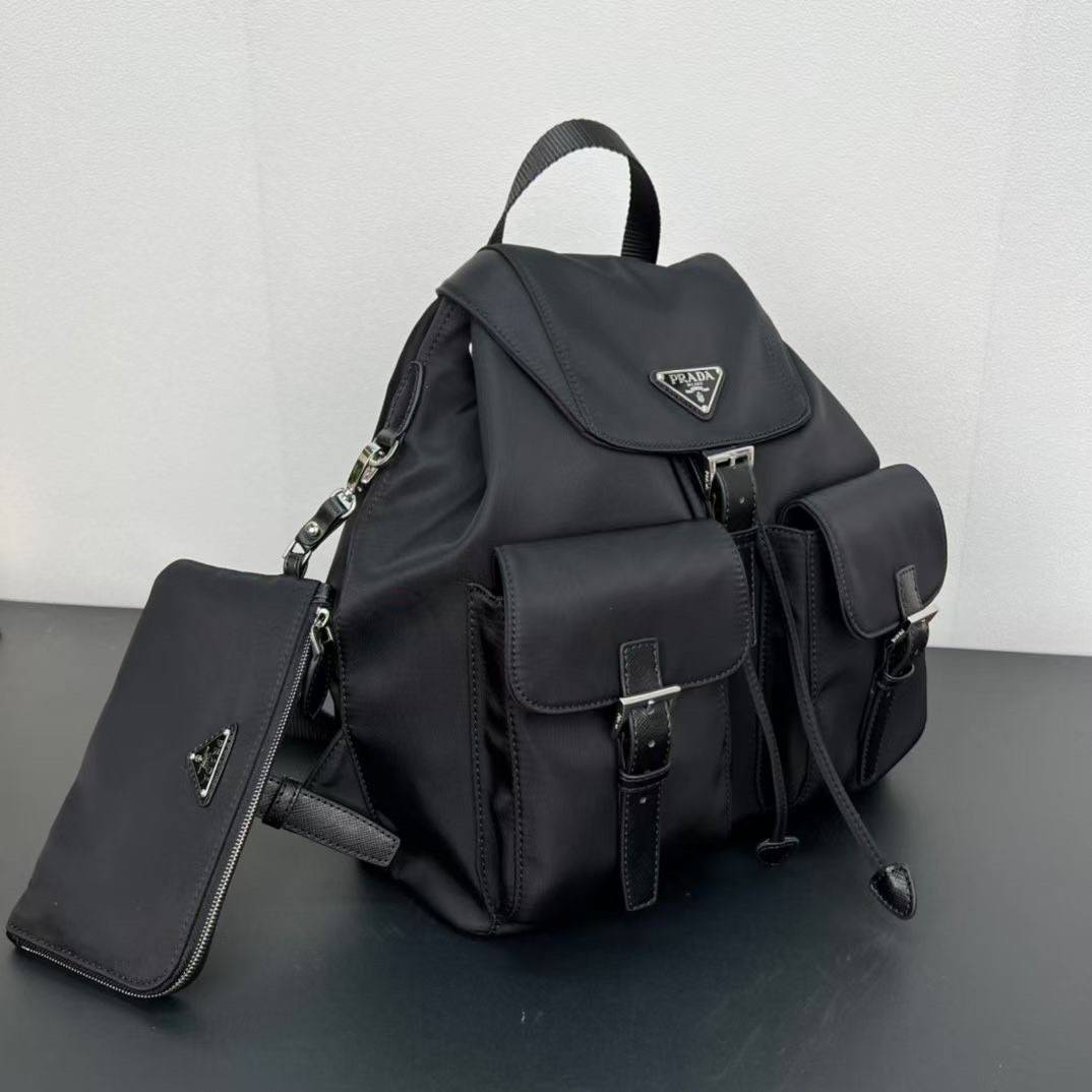 หนังแท้ | Prada Small Re-Nylon backpack กระเป๋าเป้สะพายหลังไนลอน สัมผัสความหรูหราคลาสสิก ดีไซน์เรียบง่ายทันสมัย พร้อมใบลูก สะดวกใช้งาน