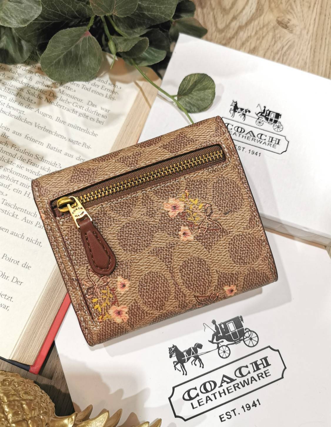 COACH FACTORY SHORT WALLET กระเป๋าสตางค์รุ่นใหม่ล่าสุดจาก Coach Factory Outlet ขนาดกำลังดี พกพาสะดวก ดีไซน์สวยน่าใช้ วัสดุหนังแท้เปิดปิดด้วยฝาปิด Envelop กระดุมด้านหน้ามีโลโก้แบรนด์ด้านหลังมีช่องซิปใส่เหรียญ หัวซิปแบรนด์ ภายในมีช่องใส่ธนบัตรใส่แบงก์พันได้