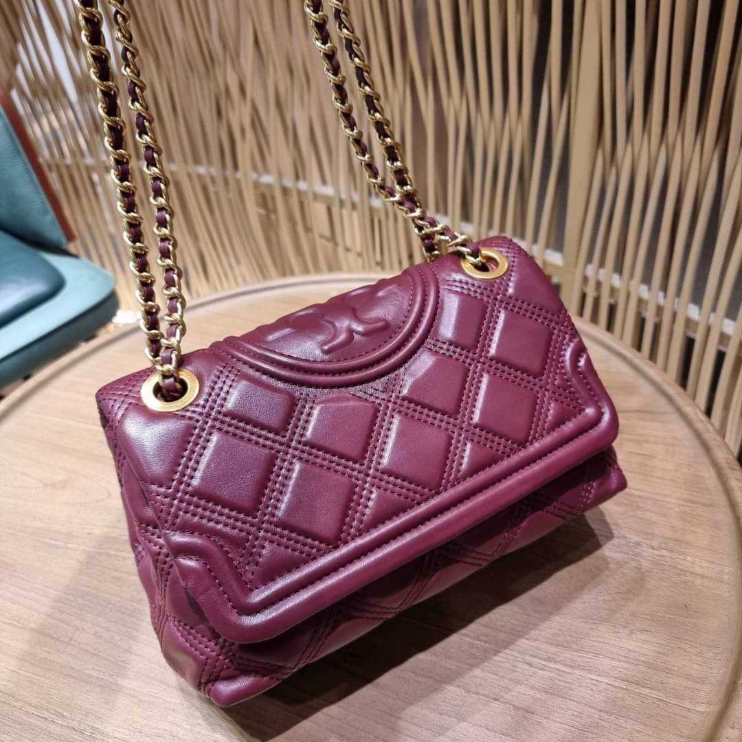 TORY BURCH FLEMING SOFT CONVERTIBLE SHOULDER BAG รุ่นหายากที่สาวๆตามหา มาพร้อมเสิร์ฟความสวยถึงบ้านไปเลยจ้า รอบนี้คัดสีสวยๆมาให้ได้ช้อปกันอย่างจุใจไปเลย กระเป๋าสะพายไหล่ หนังแท้นิ่มเต็มใบ สวยหรูดูแพง เปิด-ปิดด้วยตัวกดล็อคแน่นหนา สายสะพายในตัวปรับใช้ได้ 2 แ