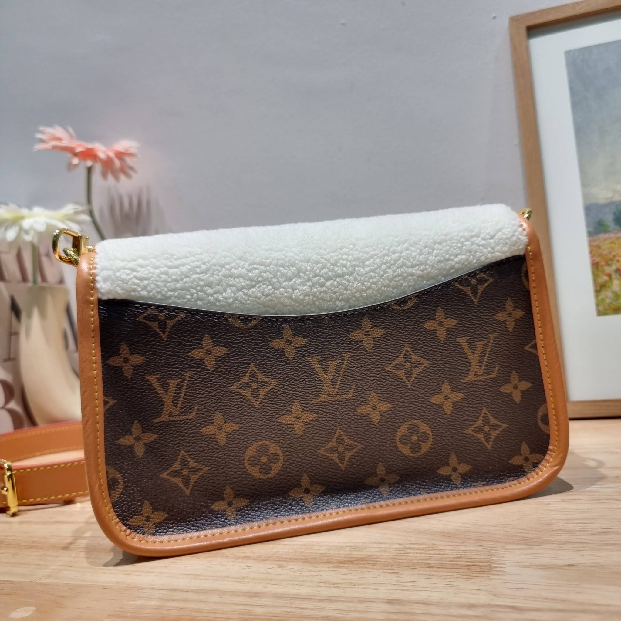 LV DIANE FLEECE BAG ใหม่กับรุ่นที่ทำมาจำนวนจำกัด ดีไซน์ต้อนรับอากาศเย็นๆช่วงส่งท้ายปี กับกระเป๋าสะพายทรงสวย ดีไซน์คลาสสิคซ่อนความหรู ด้วยการตกแต่งขนฟูนุ่ม วัสดุหนังแคนวาสตัดสลับหนังแท้ เปิด-ปิดกระเป๋าด้วยกระดุมแม่เหล็ก ภายในเป็นช่องโล่ง ใส่ของสำคัญได้ครบ