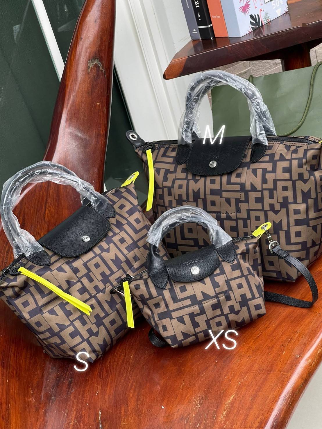 LONGCHAMP LE PLIAGE COLLECTION TOP HANDLE BAG XS พบกับคอลเลคชั่นใหม่ล่าสุด มีดีไซน์ที่เรียบหรูและคลาสสิก แฝงด้วยลูกเล่นแบบเฟมินีน แถมยังมีน้ำหนักเบาอย่างไม่น่าเชื่อ มาพร้อมกับหูจับกระเป๋าคู่และฝาปิดแบบกระดุม กระเป๋าถือใบนี้สามารถใช้ถือแบบทั่วไป มีสายสะพาย