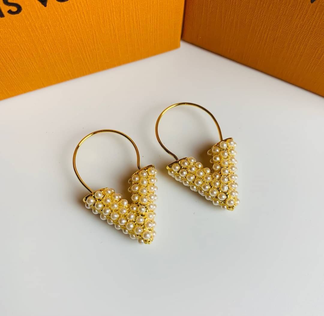 LV earring / Louis Vuitton earring ต่างหูหลุยส์ เกรดออริจินอล งานเคลือบโลหะทอง ไม่ลอกไม่ดำ เงาสวยคล้ายของจริงมากที่สุด สวยหรูหรา ผู้ดี ไฮโซสุดๆ งานเล่นไฟสวยมากค่ะ คอนเฟิม !!!!! เกรดสั่งทำแบบละเอียดที่สุด เก็บรายละเอียดครบ ปั้มโลโก้ สวยมากค่ะ