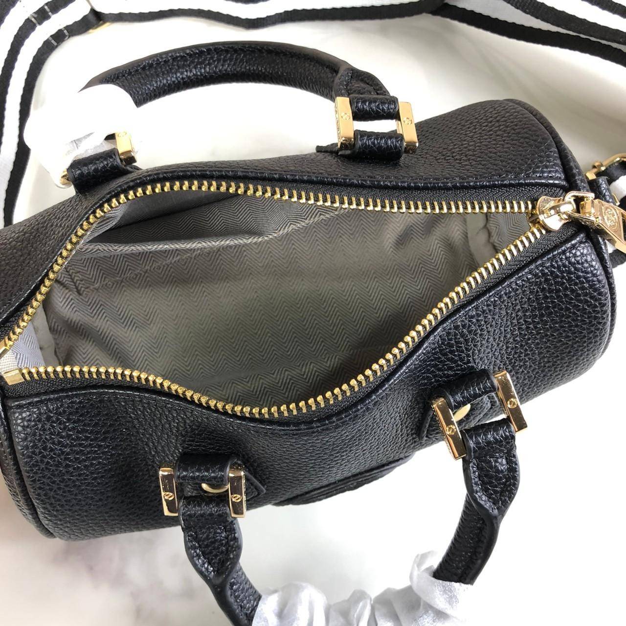 กระเป๋าถือ หรือสะพาย TORY BURCH เปิด - ปิดกระเป๋าด้วยซิป ด้านในมีช่องใส่ของ 1 ช่อง มาพร้อมสายสะพายยาว สามารถถอดและปรับได้ Free Size ค่ะ