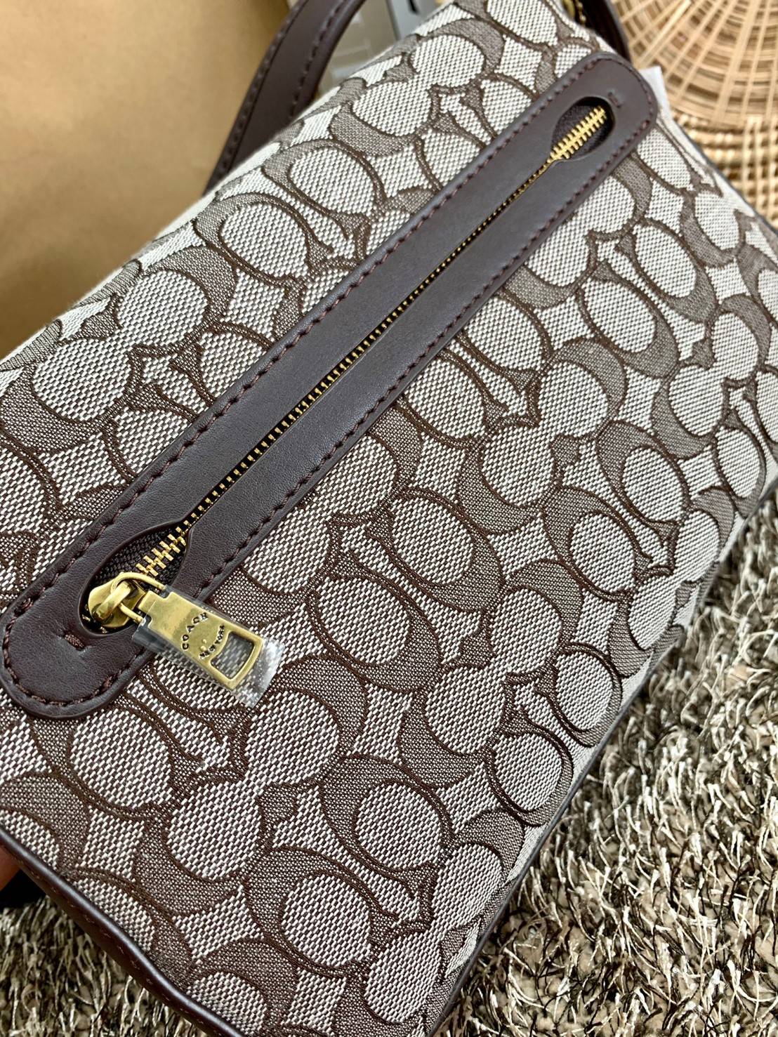สวย คลาสสิคมากๆจ้าา COACH SOFT TABBY EUROPEAN CLASSIC UPGRADE PORTABLE BAG((C4821)) พร้อมส่งทันทีค่ะ สินค้าออกใหม่!! กระเป๋าหิ้ว//สะพายข้างได้ สุดคุ้ม! วัสดุ jacquard+หนังแท้ ได้สวยงาม คลาสสิคมากๆค่ะ น้ำหนักเบา เปิดปิดแบบกระดุมแม่เหล็กเป็นอะไหล่โลโก้แบรนด