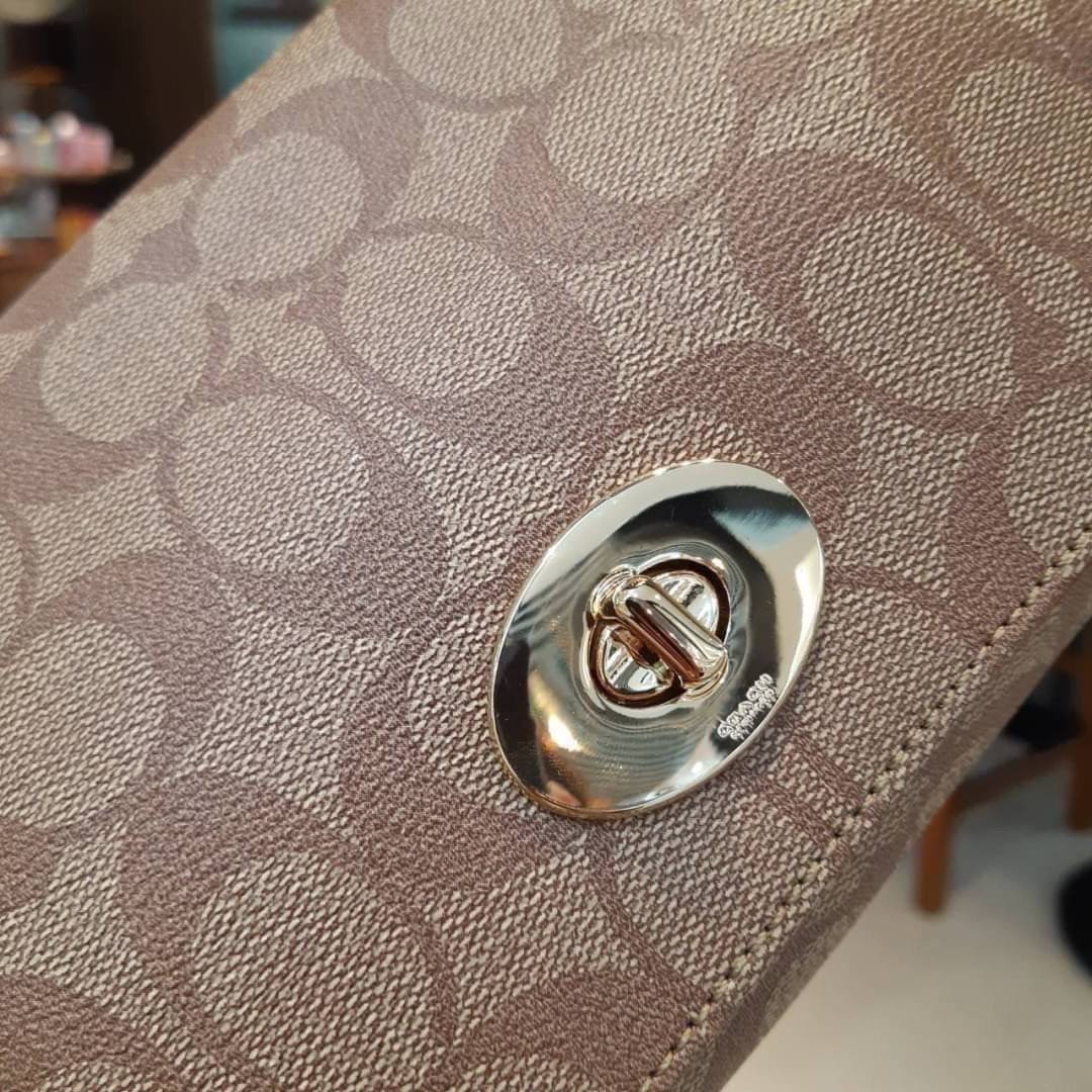 COACH F34615 MINI RUBY CROSSBODY IN SIGNATURE CANVAS ไอเท็มหายาก!! Best seller!! ยกให้น้องเลย!! 👍🎊👍💥 กระเป๋าสะพายข้างรูบี้ ทรงกะทัดรัด ไซส์กำลังดี ดีไซน์เรียบหรูในความเป็นเอกลักษณ์โค้ช ใช้งานง่าย สะดวก วัสดุหนังแคนวาสเคลือบ