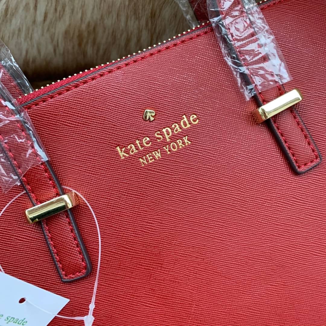 ของแท้ 💯% Kate Spade New York Cross Body Bag กระเป๋าถือหรือสะพาย หนัง Saffiano ภายในมีช่องซิปและช่องเล็ก มีหมุดรองฐานกันรอย 4 มุม อะไหล่ทองทั้งใบ ขนาดกำลังดี ใส่กระเป๋าสตางค์ยาวได้ค่ะ