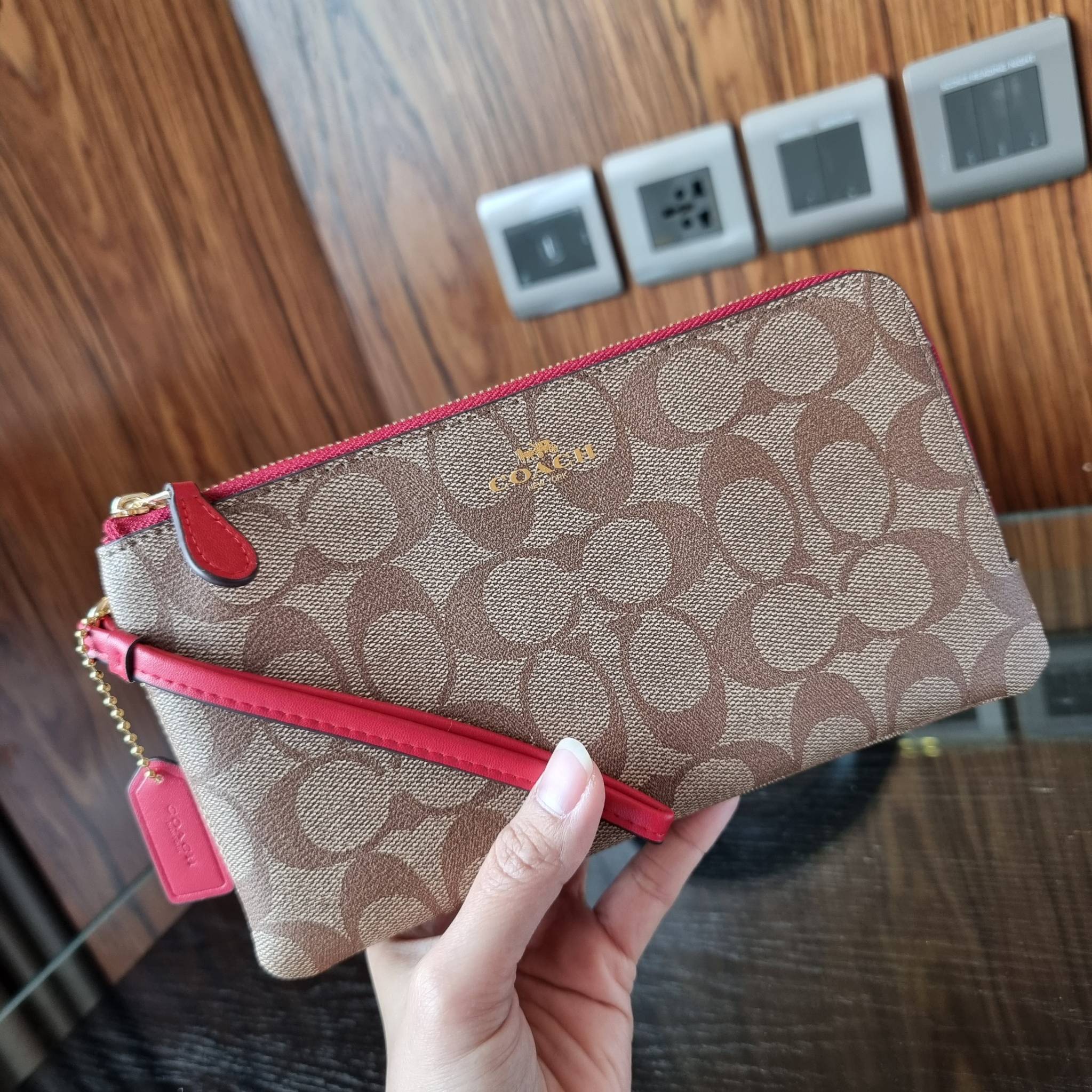 COACH F54057 DOUBLE ZIP WALLET IN SIGNATURE กระเป๋าคล้องมือ size L ใบนี้ใส่มือถือได้ทุกรุ่น ขนาดกำลังดี พกพาสะดวกมากๆ วัสดุหนังสังเคราะห์ ภายในเป็นผ้าสีสวยคม ใส่ธนบัตร ใส่บัตรได้เยอะ ใส่มือถือได้สบายๆทุกรุ่น ตอบโจทย์สาวๆที่ไม่ชอบพกเยอะวุ่นวายจ้า ใบนี้เอาอ