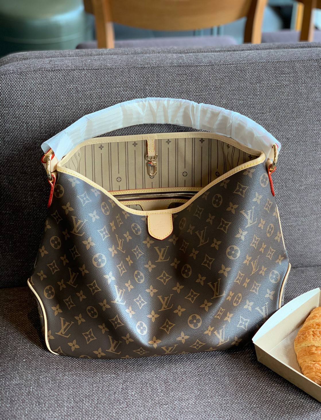 Large: ชอบๆใบใหญ่ ใส่ได้เยอะจริงๆค่าา!! LOUIS VUITTON MONOGRAM DELIGHTFUL ((PREMIUM GIFT LV)) พร้อมส่งค่ะสาวๆ กระเป๋าทรงสูง ใบใหญ่ หนังแกะสังเคราห์ นิ่มสวย ขอบหนังขัดสีธรรมชาติ หูหิ้วปั้มโลโก้LV สวย ปากกระเป๋ามีตัวคล้องให้นะคะ; ภายในกว้างมากๆสำหรับรุ่นนี้