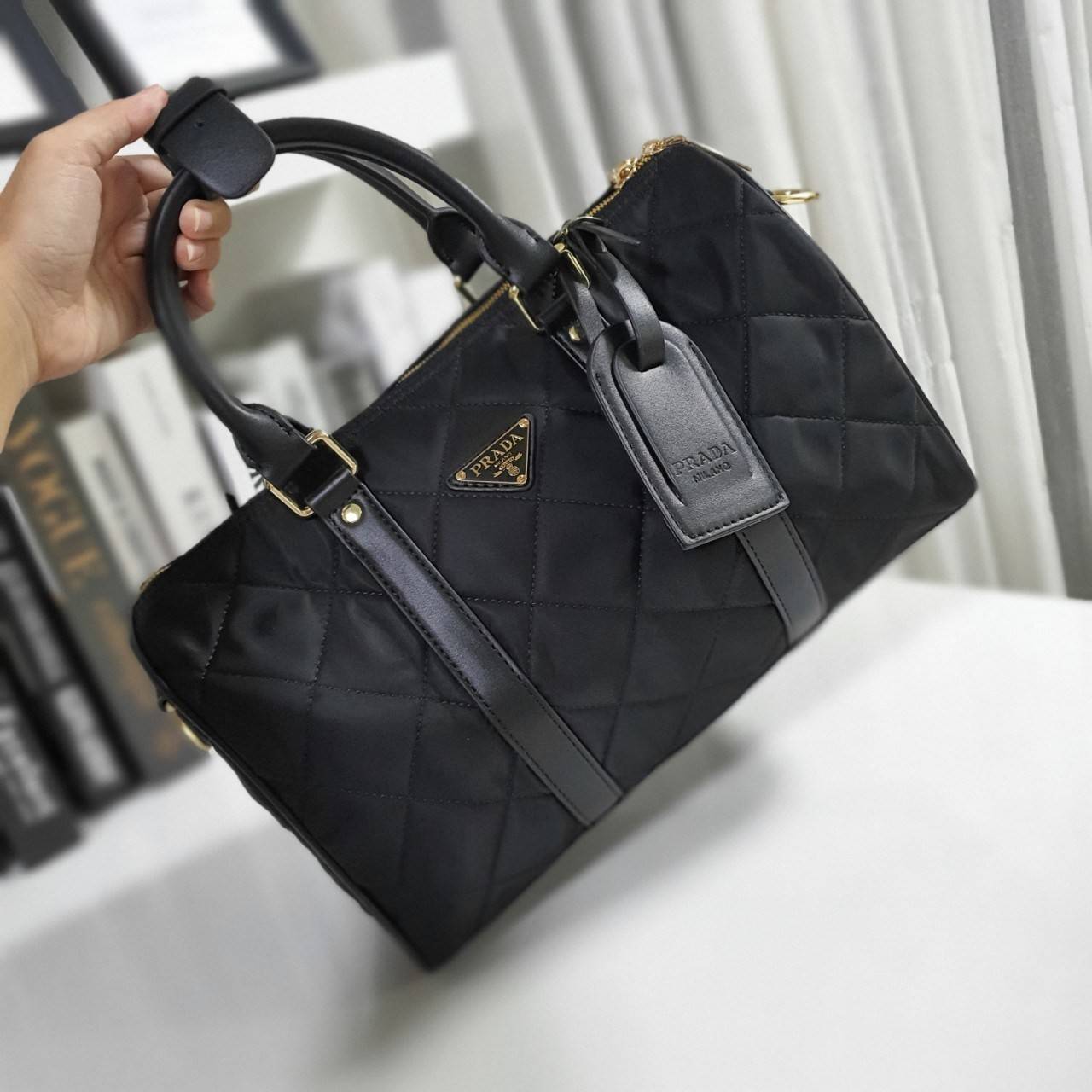 PRADA TRAVEL BAG **ทรงหมอนในตำนาน จะใช้อีกกี่ปีทรงนี้ก็ยังฮิตตลอดคะ กับงานพรีเมียมกิ้ฟท์ แบรนด์ PRADA ทรงหมอนลายตาราง อยู่ทรงสวยๆ จุของได้เยอะคะ Ipad เครื่องสำอางค์ ขวดน้ำ เหมาะสำหรับสาวๆ มากคะ ขนาดกำลังดีไม่ใหญ่เกินไป ถือสวยๆออกงานได้สบายคะ ตัวกระเป๋าอะไ