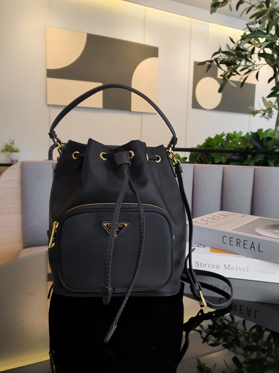 Prada Nylon Bucket Bag Black ใครๆก็หลงรัก **ทรงขนมจีบน่ารัก 🐰 กระเป๋าผ้า PRADA NYLON SILK เนื้อหนา ตัวกระเป๋าอยู่ทรงสวย ซับในอย่างดี จุดเด่นคือ กระเป๋าสามารถ จุของได้เยอะมาก น้ำหนักเบา