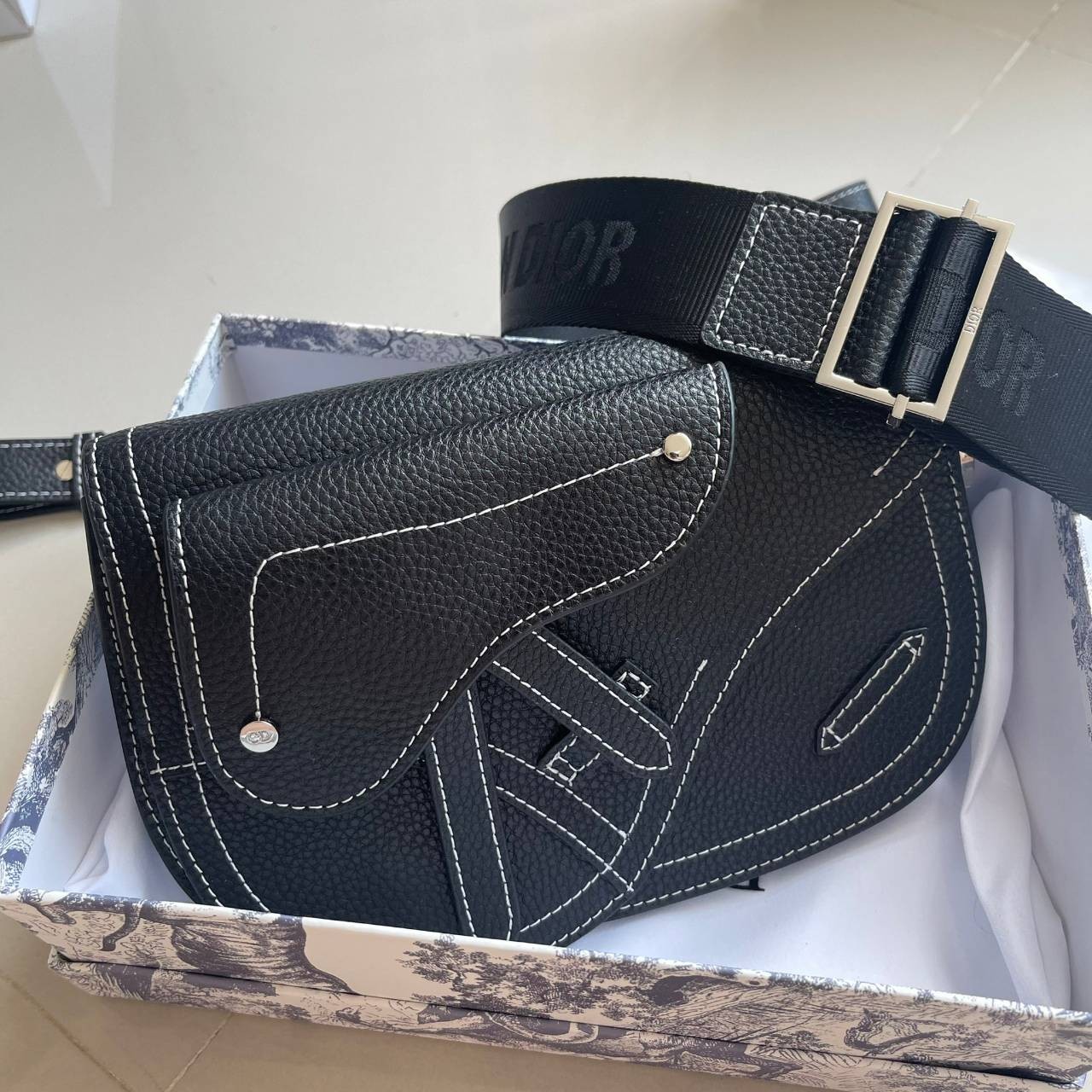 หนังแท้ CHRISTIAN DIOR SADDLE POUCH Black Grained Calfskin / DIOR SADDLE MESSENGER BAG พร้อมส่งที่ไทย กระเป๋า Saddle pouch คู่ใจขนาดกะทัดรัดและเหมาะสำหรับใช้ในชีวิตประจำวัน สีดำคลาสสิกเดินด้ายขาวตัดกัน เกรดออริจินอลหนังแท้ทั้งใบ ภาพสินค้าถ่ายจากงานขายจริง
