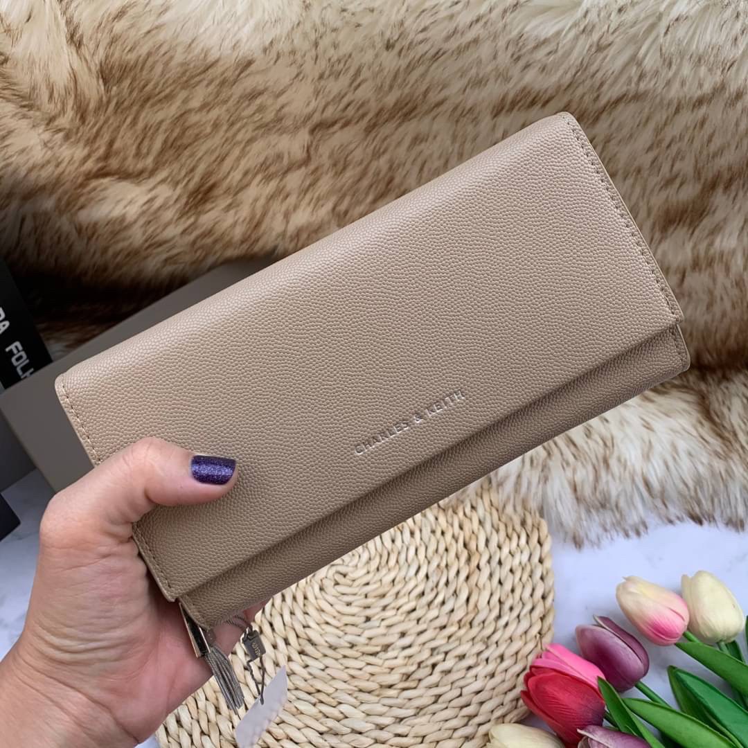 ของแท้ 💯% CHARLES & KEITH METAL TASSEL CLASSIC LONG WALLET กระเป๋าเงินใบยาวรุ่นพู่ยอดฮิต!! หนังพิมพ์ลายคาร์เวียร์ใช้ทน ด้านหลังมีช่องใส่บัตร/แบงค์ได้