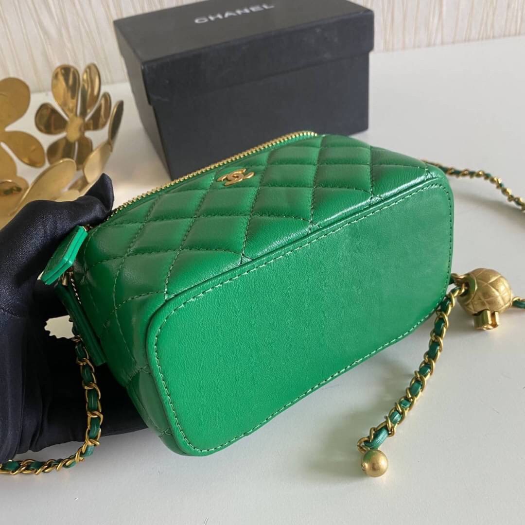 VIP GIFT 】หนังแกะแท้ CHANEL Box With Chain สายโซ่ทองหรูมาก หนังเรียบฟู ขึ้นเงา กระทบแสงยิ่งสวยค่าา โทนสีสวยสดใส เหมาะมากสำหรับสาวๆ ชิคๆ ต้องบอกเลยรุ่นนี้เหล่าเซเลบใช้กันเยอะมากๆ แค่อะไหล่ก็หรูไปเดินครึ่งแล้วค่าา😁 พร้อมส่งที่ไทยที่นี่ที่เดียว