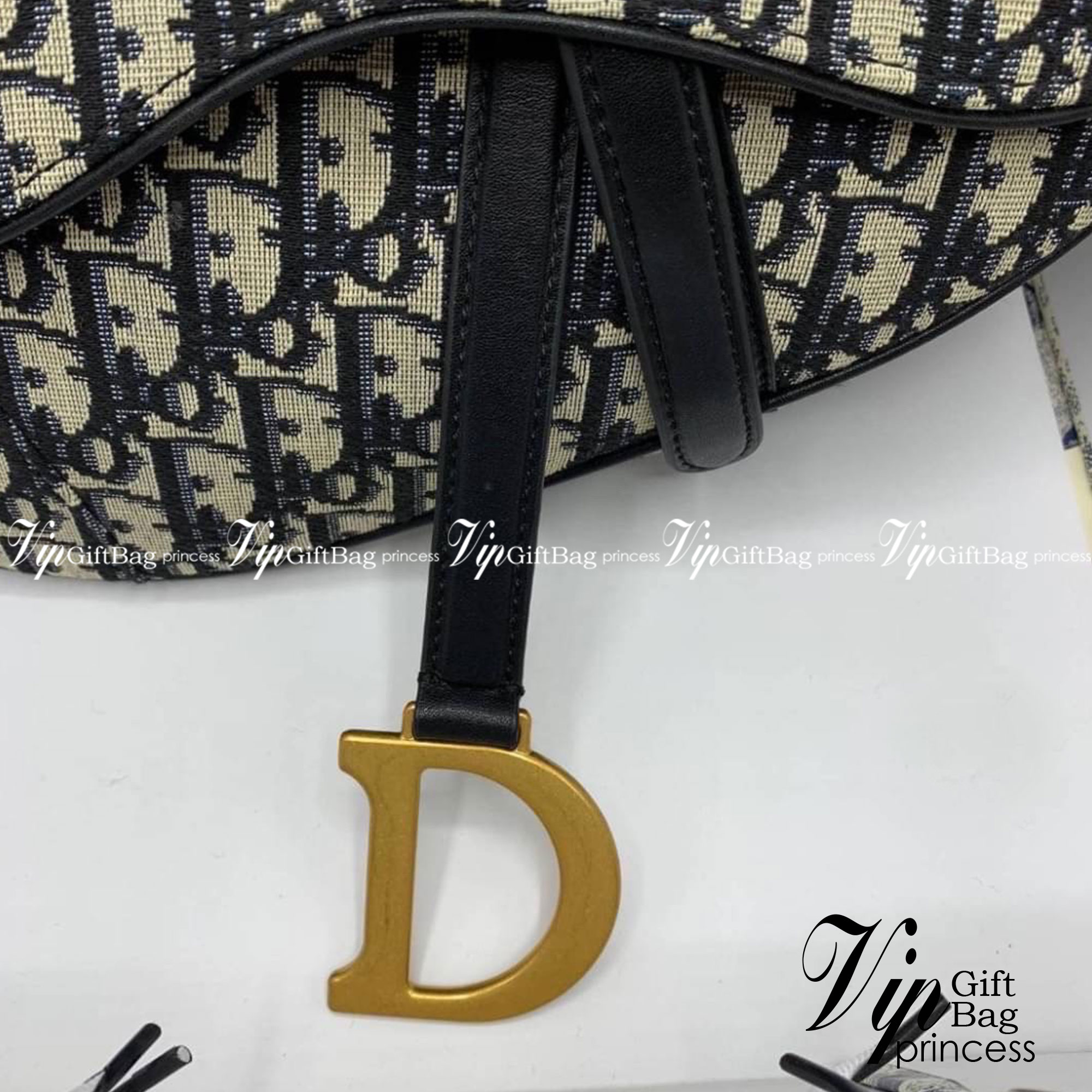 DIOR Saddle Bag Oblique Embroidery กระเป๋ารุ่นยอดนิยม ตามแบบฉบับแบรนด์ งานผ้าแจ็คการ์ดลาย Oblique ลูกเล่นห้อยด้วยตัวอักษร D ตรงหูหิ้วมีกิมมิค CD สีทอง มาพร้อมสายสะพายครอสบอดี้ เรียกว่าจะถือก็ปั้วะ จะสะพายก็ปังไม่ไหว เก็บทุกรายละเอียดงานเป๊ะมากค่ะ