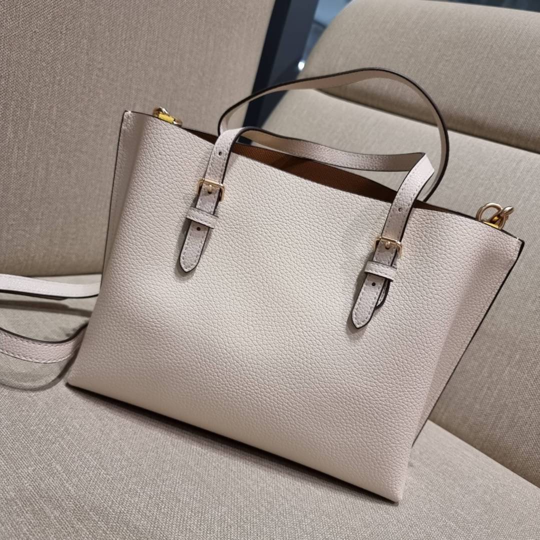 OUTTLET 】COACH MOLLIE TOTE 25 (C4250 C4084) น้องคนสวยอีกหนึ่ง!! กระเป๋าโท้ทไซส์เล็กที่สาวๆหลงรัก ดีไซน์คลาสสิคเหมือนเดิม เพิ่มเติมคือสะดวกขึ้นเยอะ!! ย่อส่วนมาจากใบใหญ่เป๊ะๆ น่ารักน่าใช้มากๆ วัสดุหนัง crossgrain ทนทาน ใช้งานง่าย เรียบหรูดูดีม้าก!! ภายในโล่