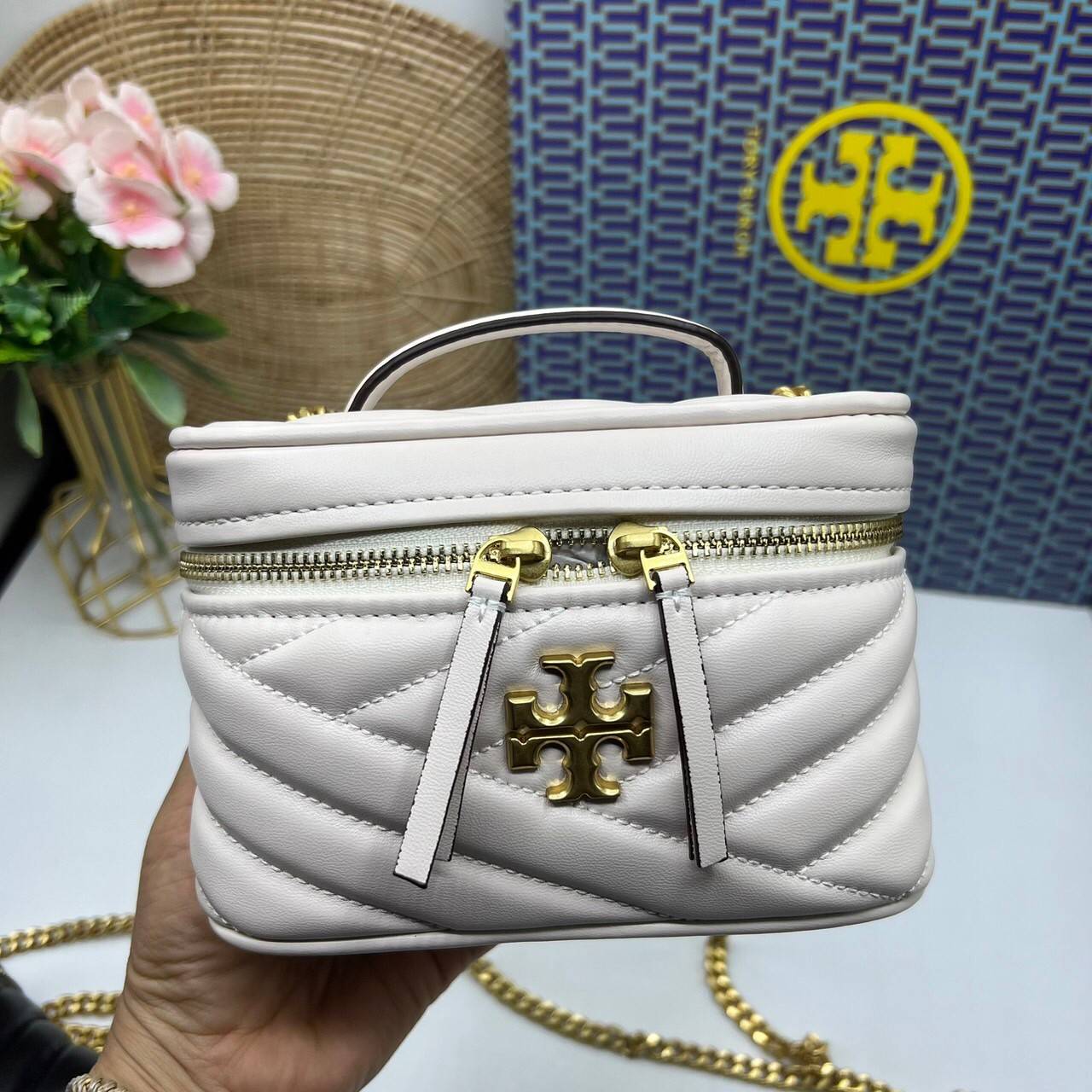 TORY BURCH Kira Chevron Mini Vanity Case Bag กระเป๋าถือ/สะพาย ใส่เครื่องสำอางค์ ใส่ของใช้จำเป็นได้ ทรงกล่องสวย ที่สามารถใช้เป็น everyday bag สะพายได้ทุกวัน