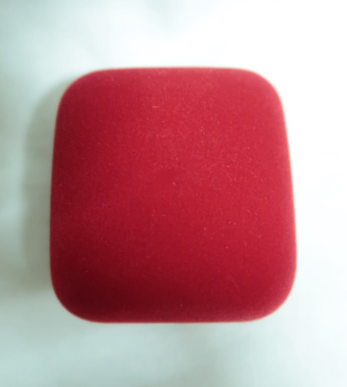 กล่องกำมะหยี่สีแดงใส่จี้พระแบบเล็กค่ะ