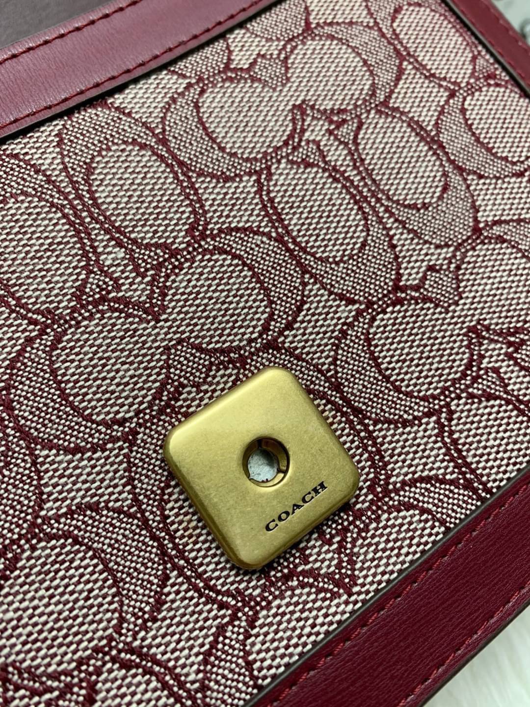 COACH ALIE SHOULDER BAG IN SIGNATURE JACQUARD WITH SNAKESKIN DETAIL ((4615)) 🔺ยังไม่เข้าไทยค่ะ ได้ไปไม่ผิดหวังแน่นอนค่ะ! พร้อมส่ง! กระเป๋าสะพายข้างหรือสามารถทบสายกันเพื่อคล้องไหล่ได้ค่ะ วัสดุ Jacquard+หนังแท้ หนังนิ่มสวยงามมากๆค่ะ ด้านหน้าเป็นแผ่น