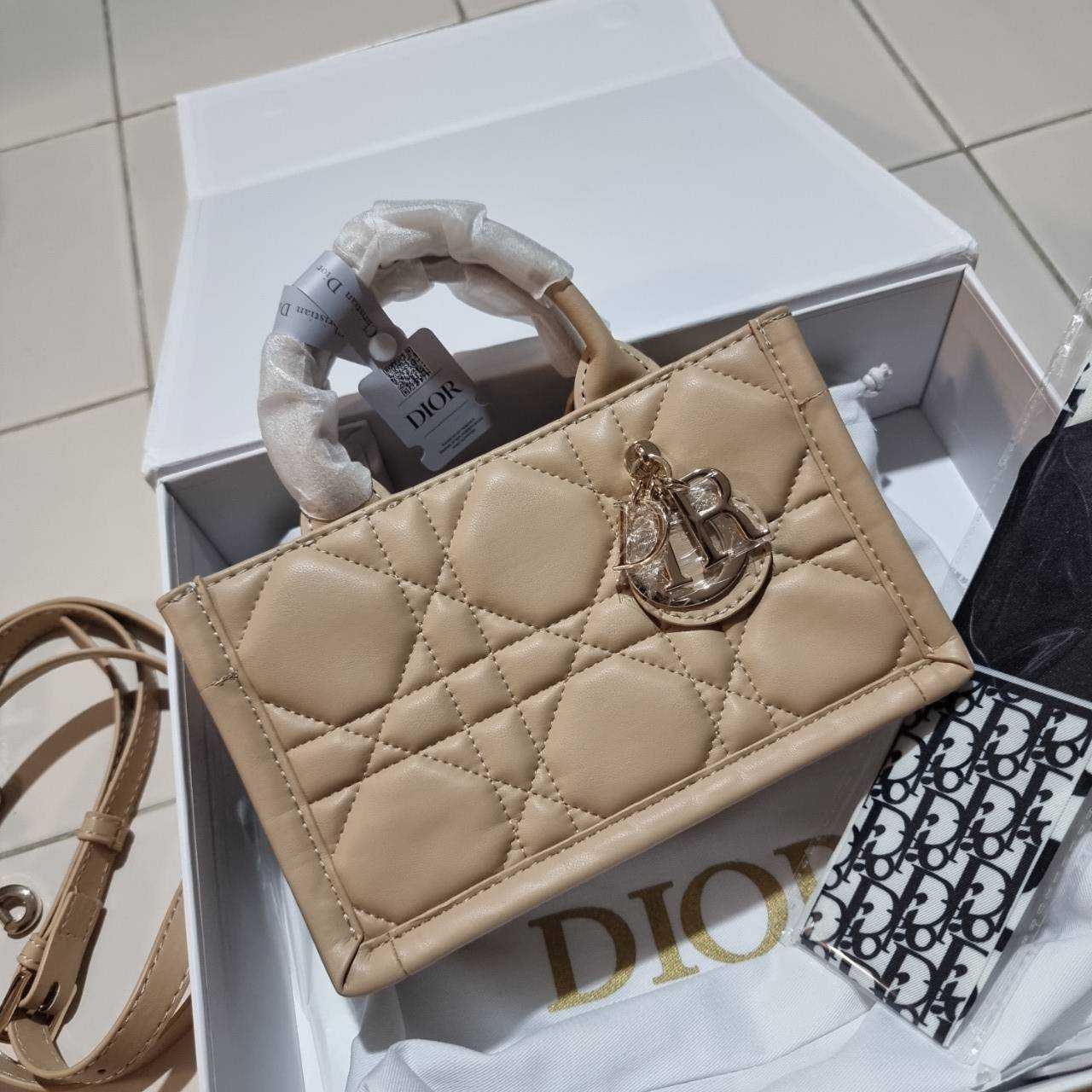 Dior mini book tote macro cannage bag กระเป๋าทรงโท้ทสุดฮิต ไซส์มินิ ดีไซน์ใหม่ หนังสวย พกพาไปไหนก็ได้ คล่องตัวและแมตช์ง่ายสุดๆ