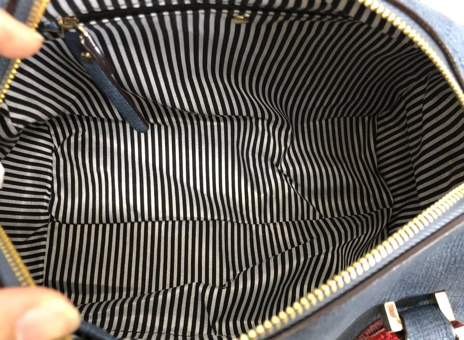 New arrival. Kate spade new york women’s bag 2018 พร้อมส่งรุ่นใหม่ล่าสุด กระเป๋าถือหรือสะพายข้างทรงหมอน มีมาให้เลือกถึง 4 ลาย ด้านหน้าติดโลหะโลโก้แบรนด์ตัวใหญ่ อะไหล่ทอง เปิดปิดกระเป๋าแบบซิป ภายในโล่ง กว้าง ใส่ของจุ มีช่องซิปหนึ่งช่อง ช่องเล็กสองช่อง ด้าน