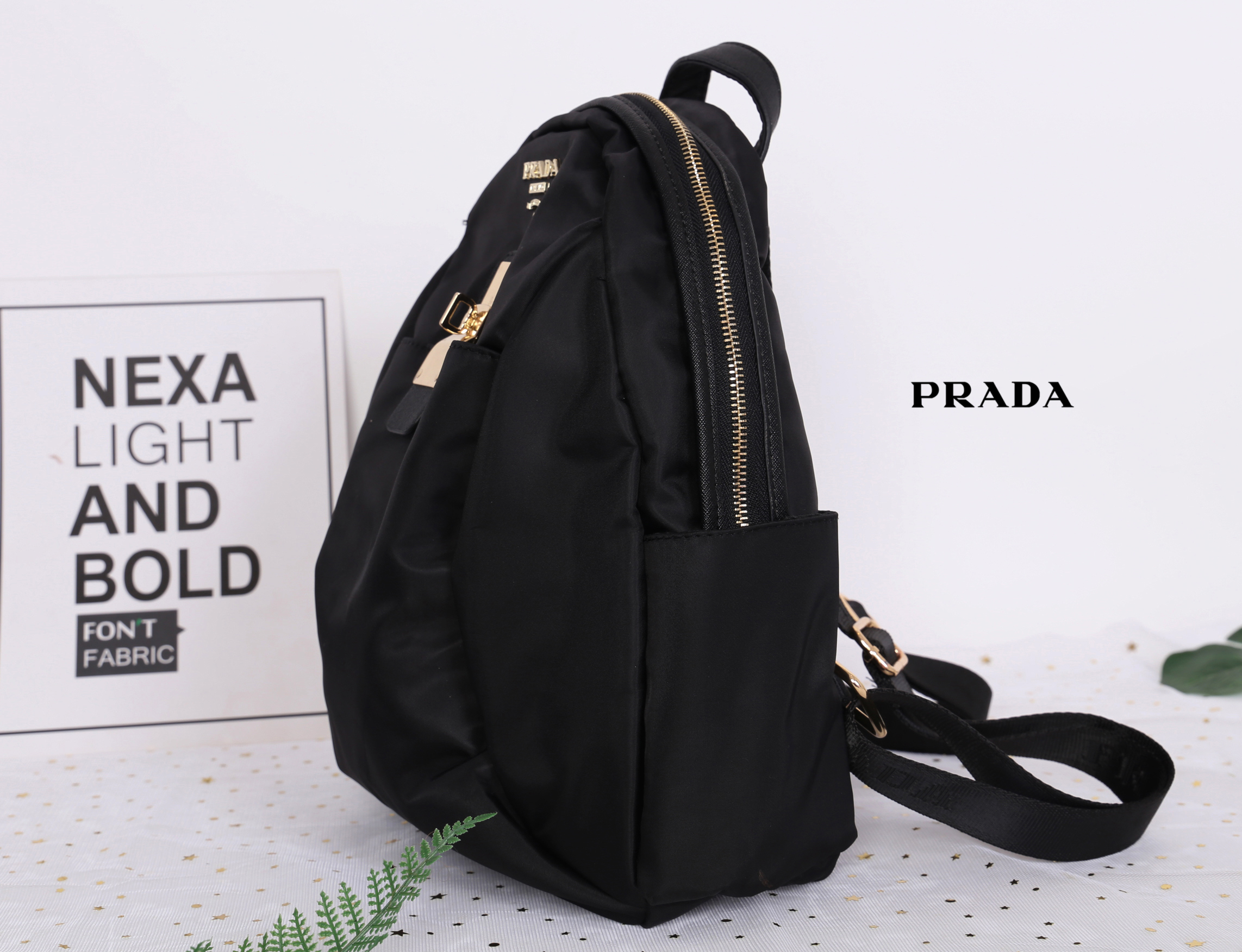 Prada Nylon Backpack สินค้า Premium gift วัสดุผ้า Nylon คุณภาพดี วัสดุอะไหล่ทองสวยหรู น่าใช้ ดีไซน์คลาสสิค ด้านหน้ามี 1 ช่อง มีตัวล๊อก ตัวช่องสามารถใส่ Ipad ได้ ด้านข้างมีช่องใส่ของจุกจิกได้ทั้งสองฝั่ง รุ่นนี้เปิดปิดแบบซิป ด้านในโล่งกว้าง จุของได้เยอะเลยค