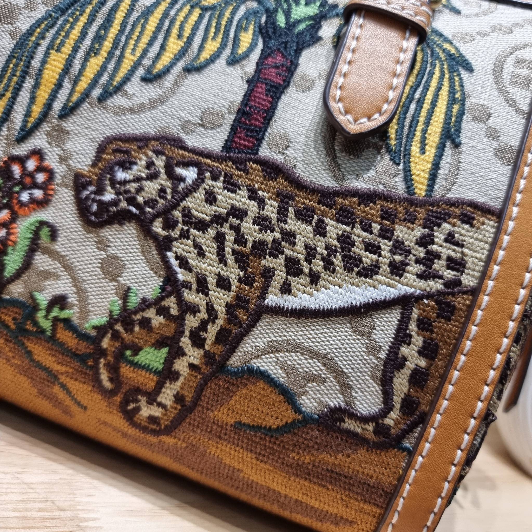 TB Jual Barrell T Monogram / TORY BURCH T MONOGRAM JACQUARD EMBROIDERED DUFFLE คอลใหม่ล่าสุด สวยพร้อมเสิร์ฟแบบไม่ต้องรอพรีฯ ลายโมโนแกรมสุดคลาสสิคที่ถูกดีไซน์รังสรรค์ด้วยงานปักสุดชิค น่าใช้ใจฟูแค่แรกเห็น!!