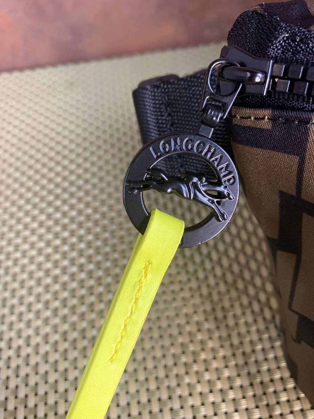 LONGCHAMP LE PLIAGE LGP BELT BAG M เท่ห์อย่างมีสไตล์กระเป๋าทรงคาดอกและคาดเอวดีไซน์แนวสปอร์ต เพิ่มความโดดเด่นทันสมัยด้วยลายซิกเนเจอร์ มีช่องซิปที่ใช้งานง่ายช่วยให้คุณหยิบใช้สิ่งของจำเป็นได้อย่างสะดวกและง่ายดาย และผสานสายรัดแบบปรับได้เข้ากับหัวเข็มขัดตัวล็อ