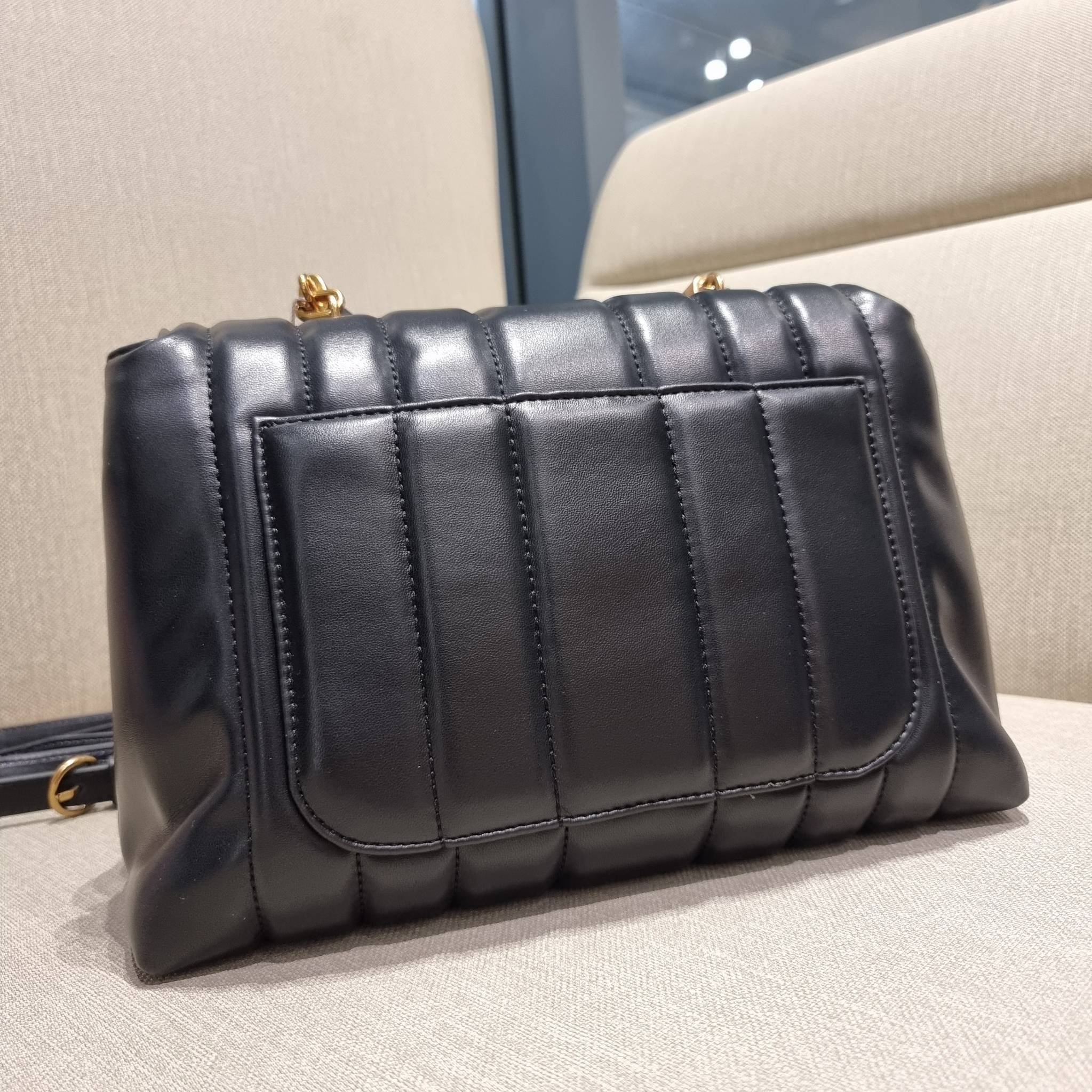 TORY BURCH KIRA QUILTED LARGE SATCHEL ใบใหญ่กับคอลที่ปังไม่ไหว พร้อมเสิร์ฟสีคลาสสิค กระเป๋าถือ/สะพาย ทรงสวย ดูแพง ดูหรู!! หนังแท้ ดีไซน์บุนวม เส้นคมสวย วัสดุหนังแกะ สัมผัสดีงาม นิ่มมือ เปิด-ปิดด้วยอะไหล่บิดล็อค ภายในเป็นช่องโล่ง มีช่องซิป ใส่ของได้แน่นๆ ม