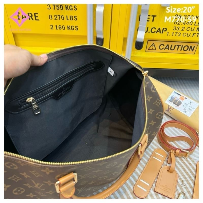 LV Keepall Bandoulière 45 Monogram Canvas กระเป๋าเดินทางสุดคลาสสิค ไอเท็มที่จะทำให้การเดินทางไม่ธรรมดาอีกต่อไป ด้วยดีเทลความเป็นเอกลักษณ์ พิมพ์ลายโมโนแกรมคมชัด ดีไซน์เรียบหรู