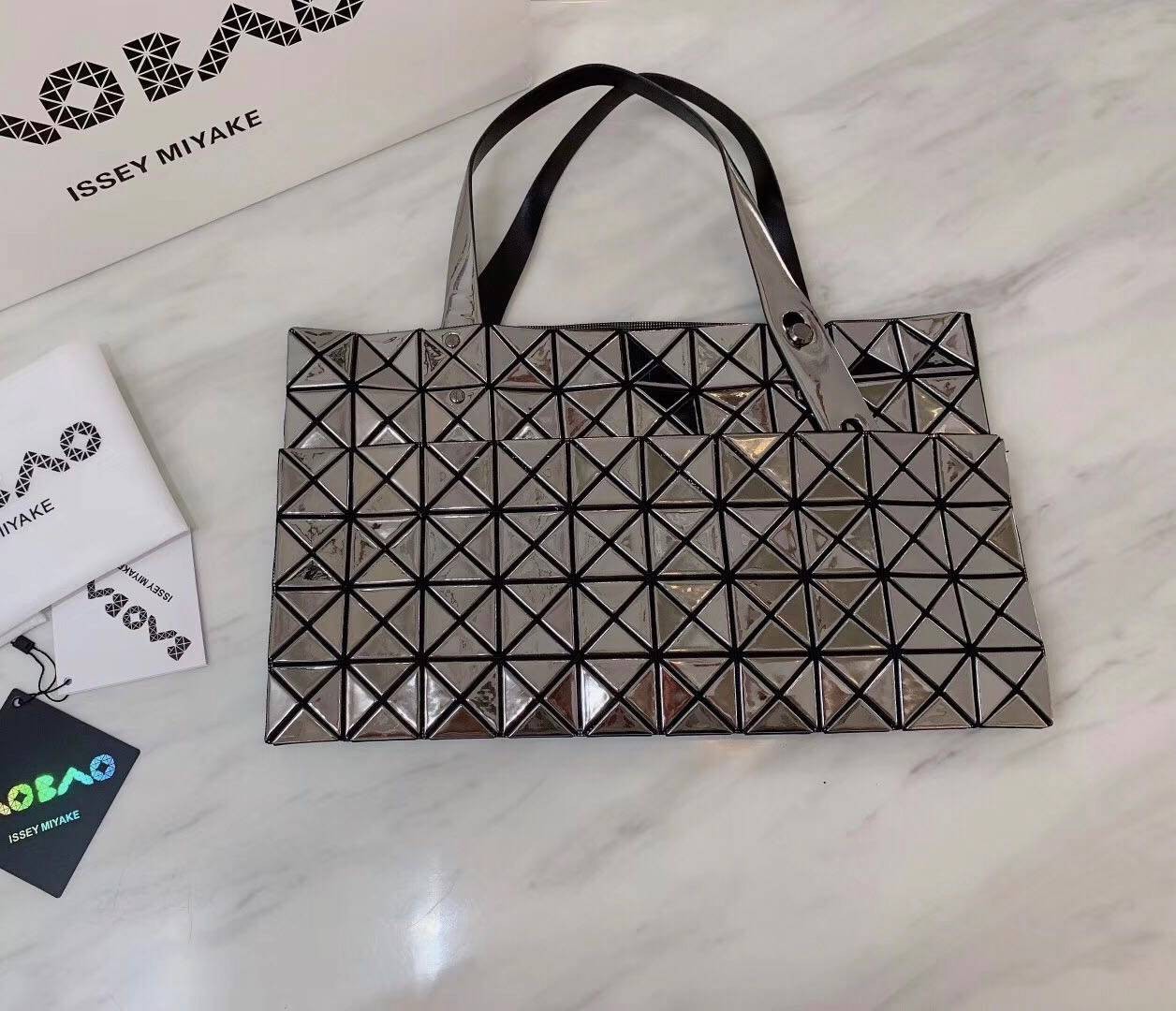 BAOBAO ISSEY MIYAKE 10x10 BLOCK TOTE BAG 39cm กระเป๋าถือทรง shopping โท้ทใบใหญ่ลายตาราง เกรดออริจินอล ภาพสินค้าถ่ายจากงานขายจริง ใช้งานต่างประเทศได้