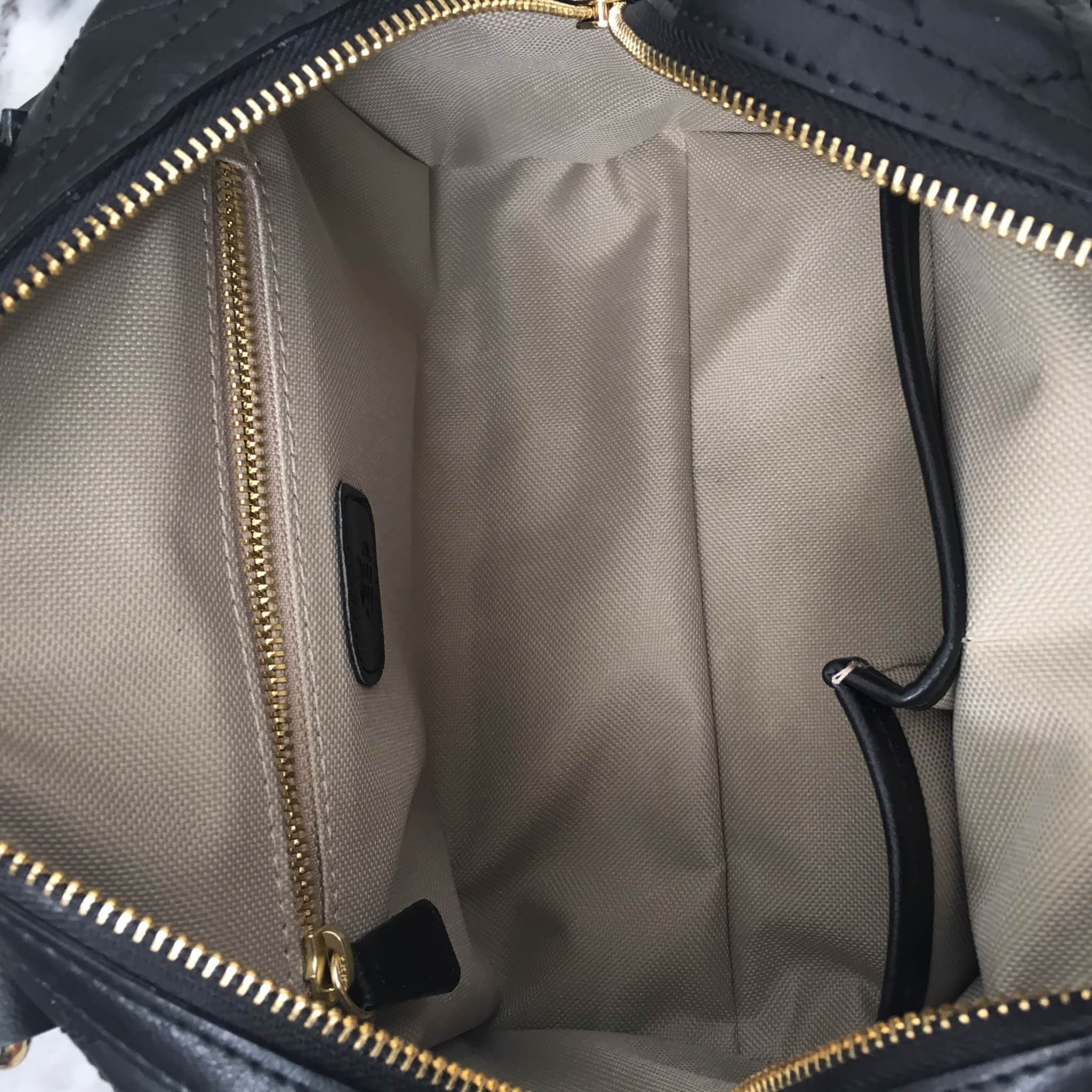 รุ่นใหม่ล่าสุด ขนาด มินิ หนังแกะสวยมากคะ สีเข้าใหม่ >> สี classy black รุ่น KEEP quited leather Pillow bag สวย น่ารัก ขนาดตอบทุกโจทย์การใช้งาน เห็นแล้ว #หลงรักเลยคะ ตัวกระเป๋าขนาดกำลังดี จุของคุ้ม หนังแกะ สวยมาก ดูแลรักษาง่าย #ตกแต่งด้วยพวงกุญแจปอมๆ